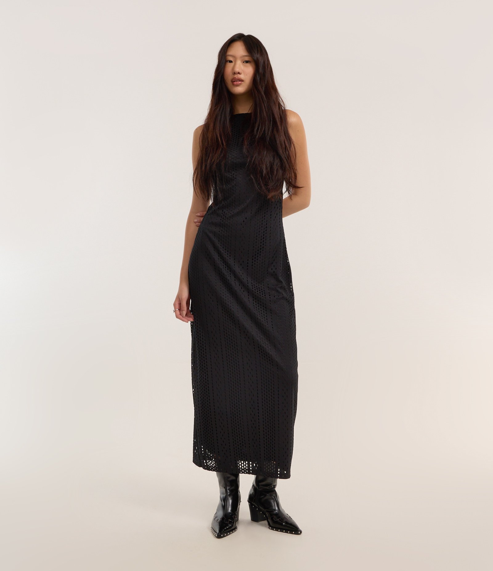 Vestido New Midi com Textura Furadinha e Costas Abertas Preto 1