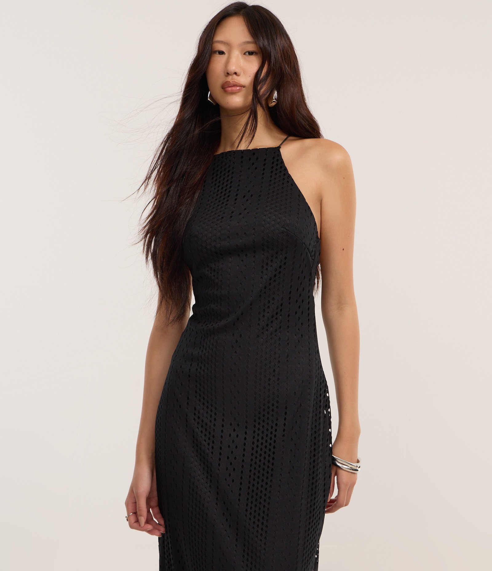 Vestido New Midi com Textura Furadinha e Costas Abertas Preto 2
