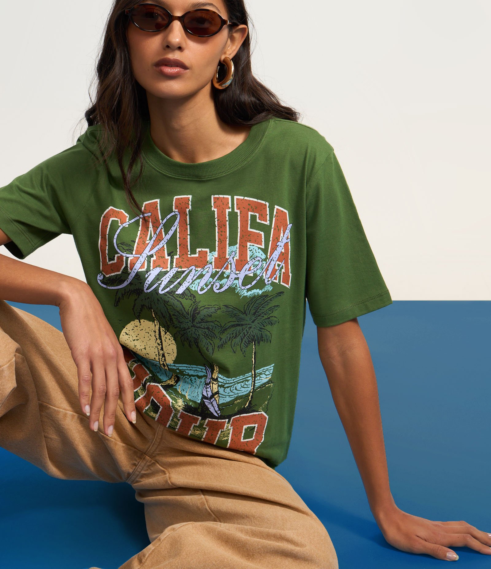 Camiseta Alongada em Algodão com Estampa Califa Verde 5