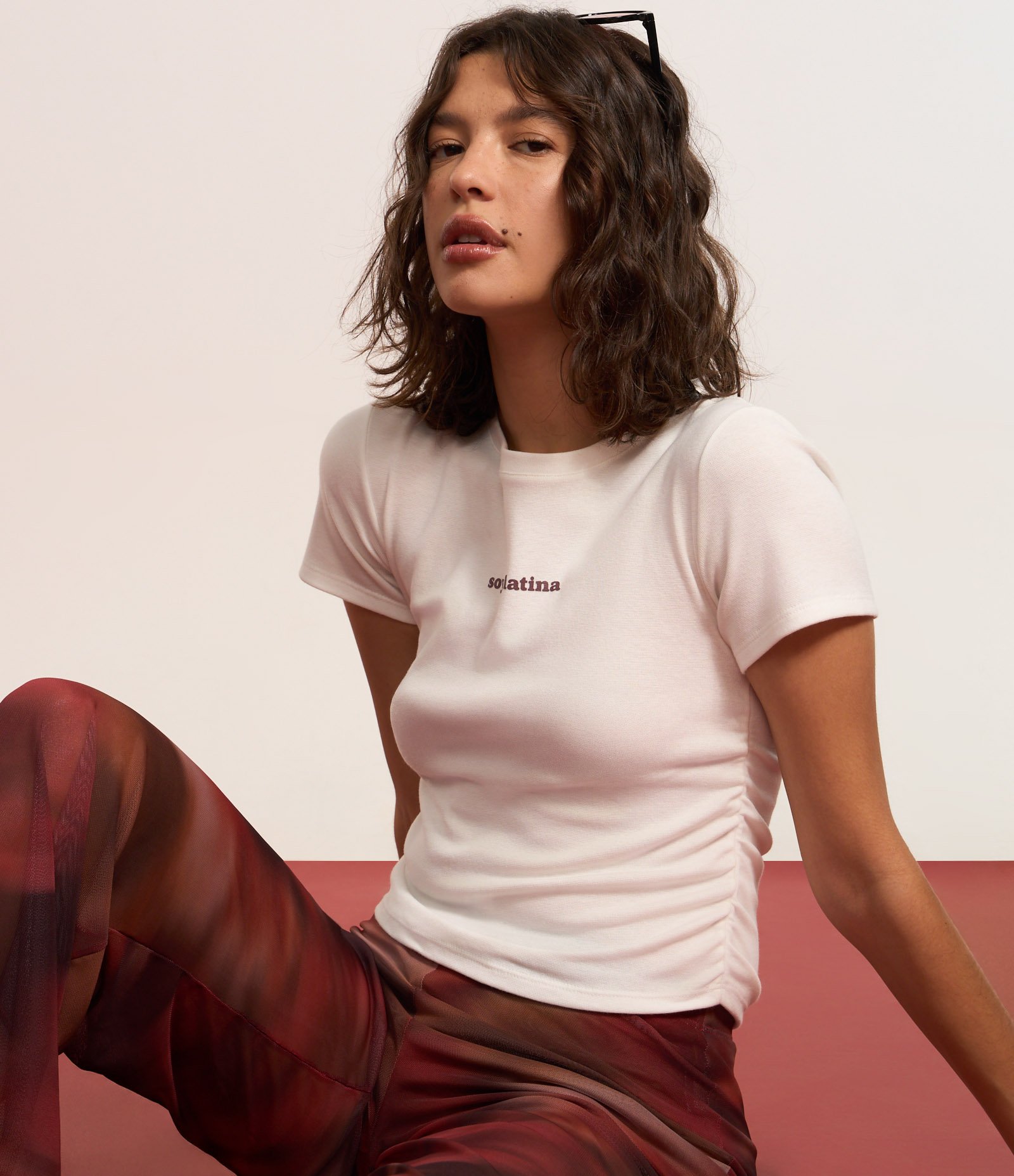 Blusa T-shirt em Ribana com Franzidos Laterais e Lettering Soy Latina Branco 3