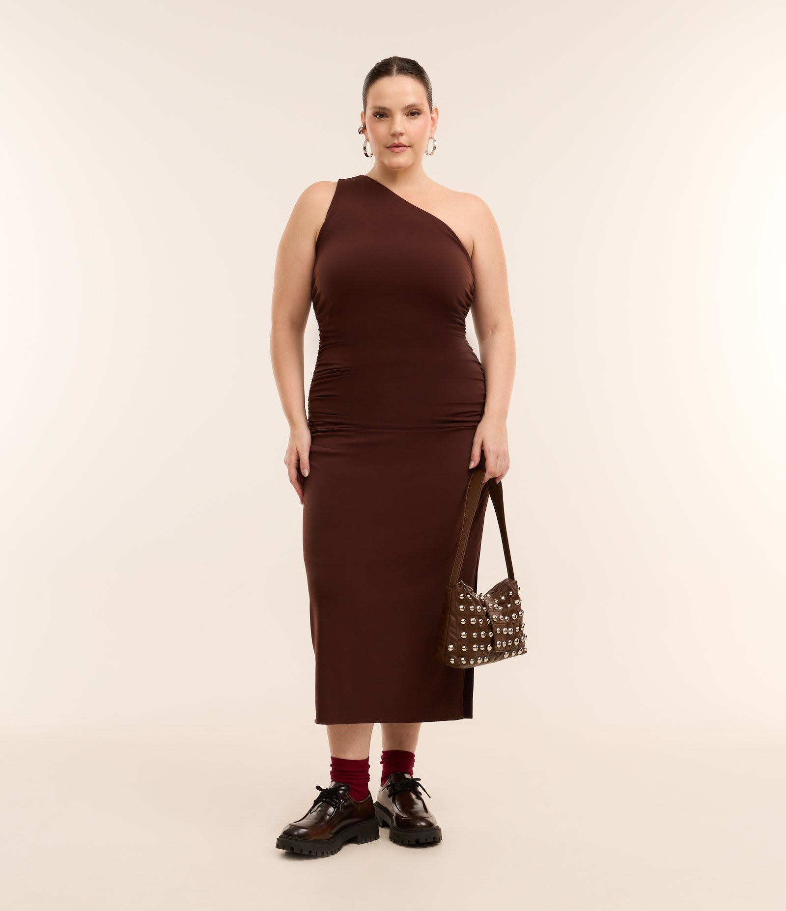 Vestido Midi Ombro Só e Franzido Lateral Curve & Plus Size Marrom 1