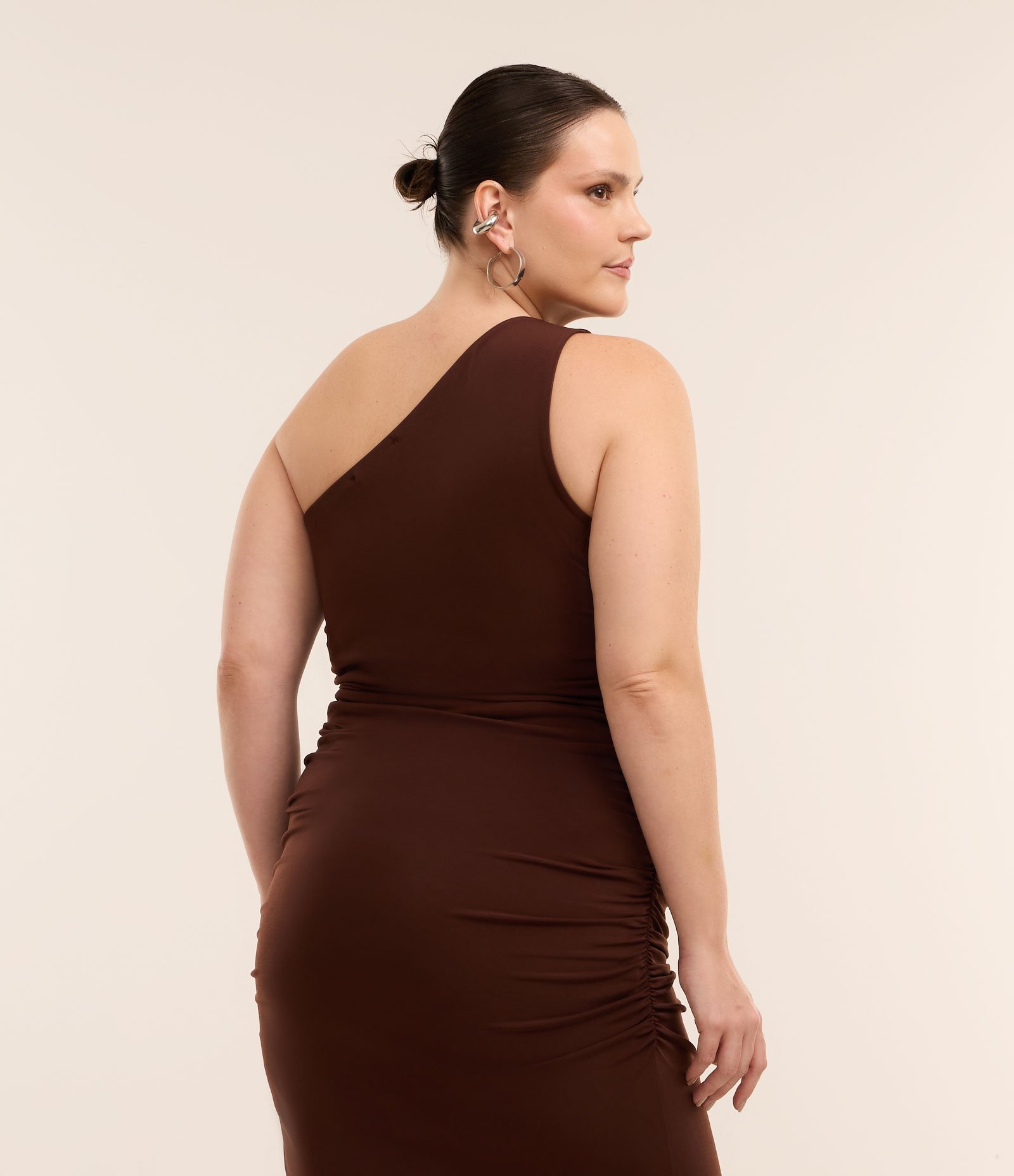 Vestido Midi Ombro Só e Franzido Lateral Curve & Plus Size Marrom 2