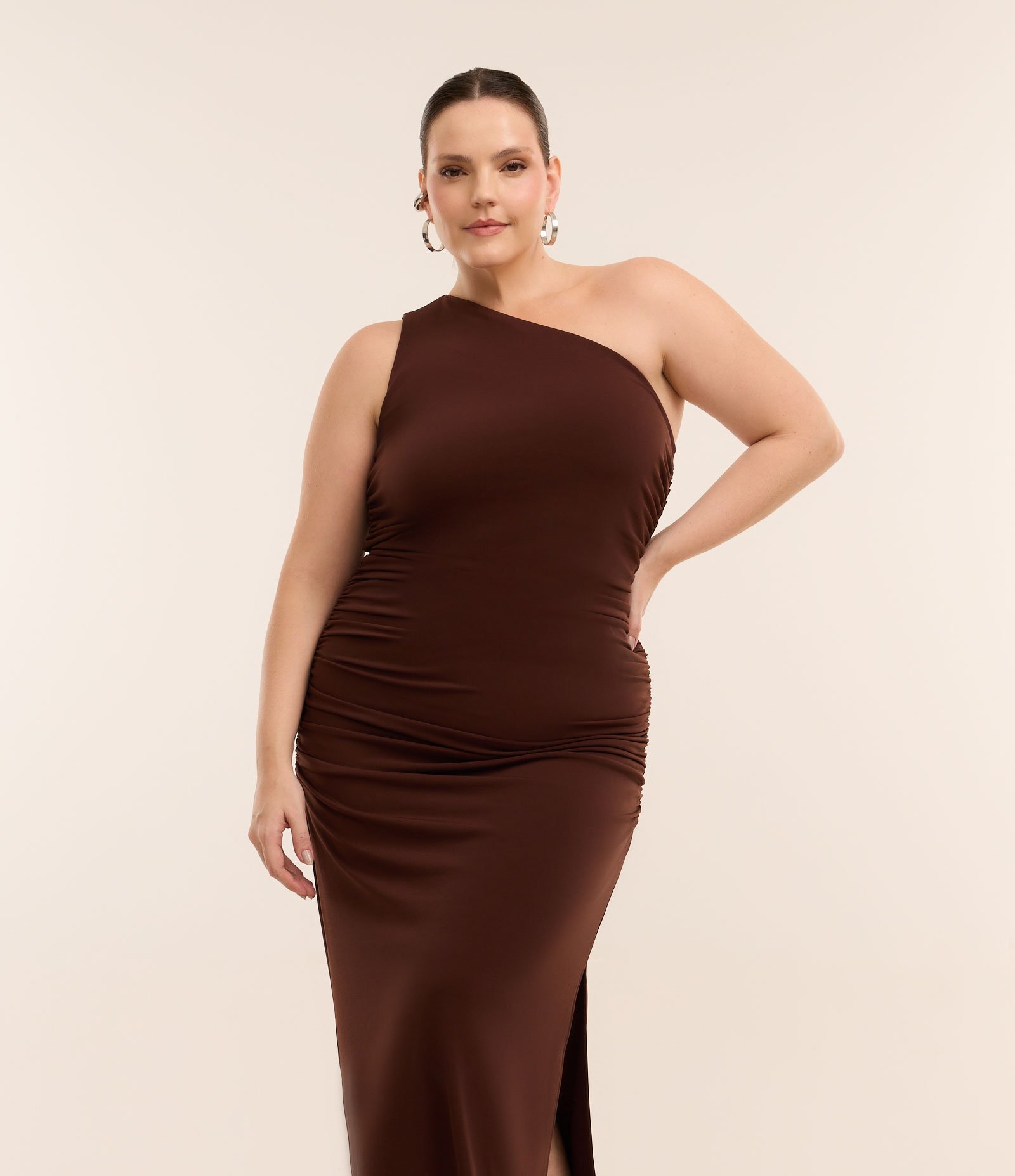 Vestido Midi Ombro Só e Franzido Lateral Curve & Plus Size Marrom 3