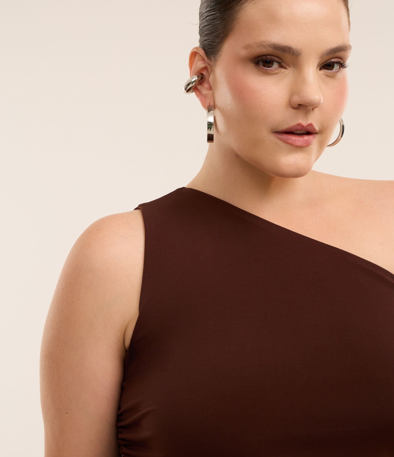 Vestido Midi Ombro Só e Franzido Lateral Curve & Plus Size Marrom 4