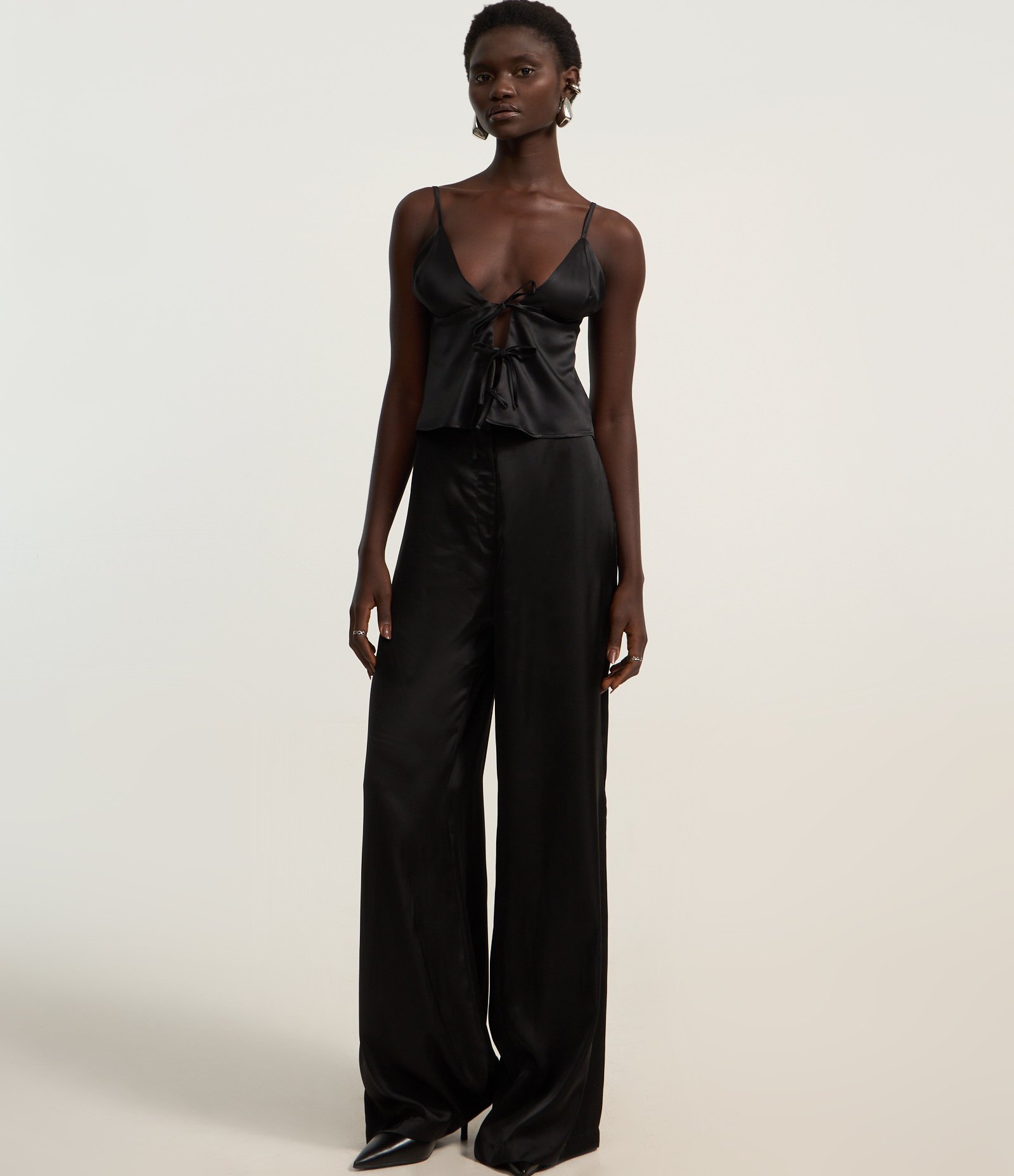 Blusa Acetinada de Alça com Laços Frontais Preto 2