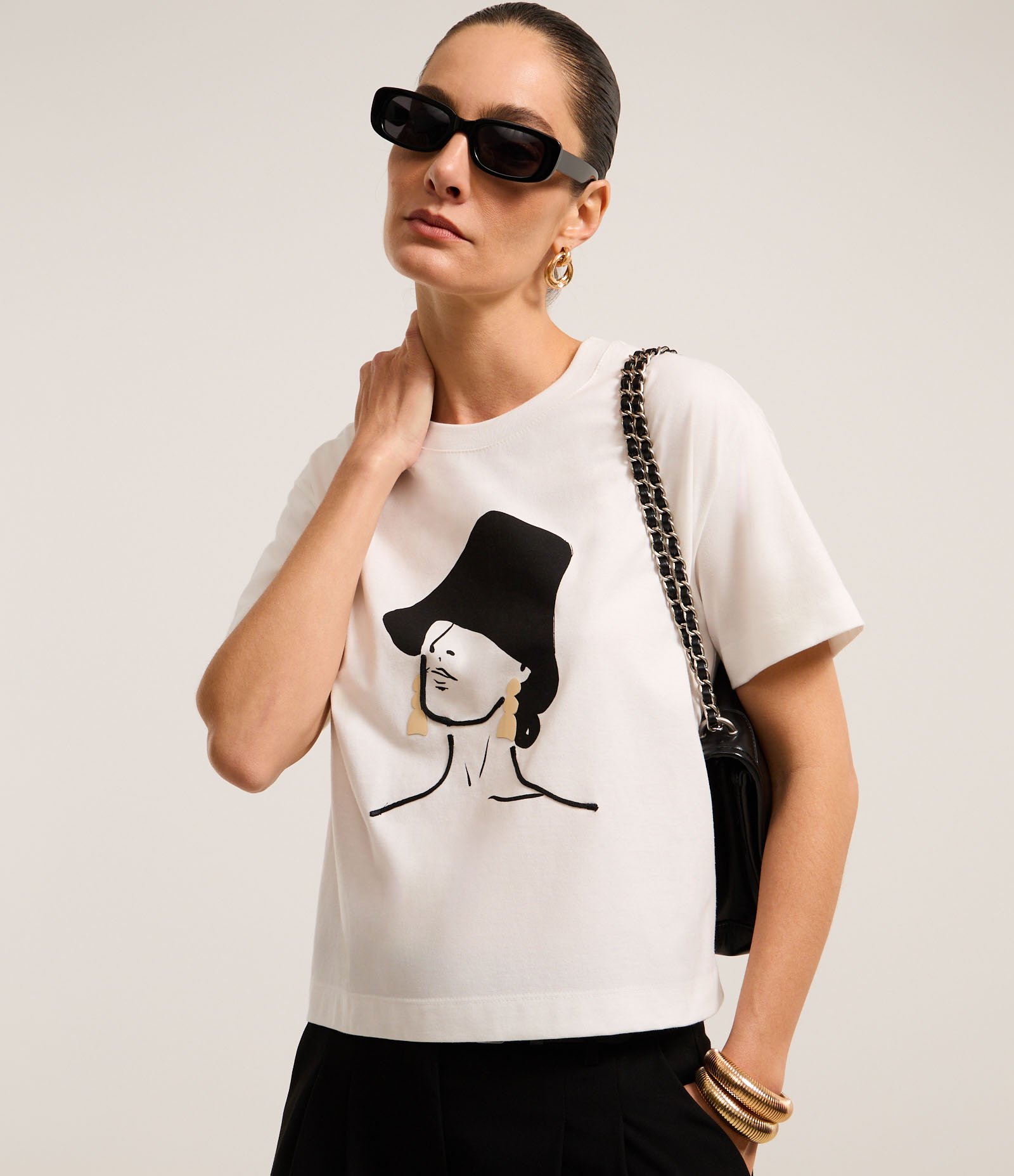 Blusa em Algodão com Estampa Mulher de Chapéu e Brinco Branco 1