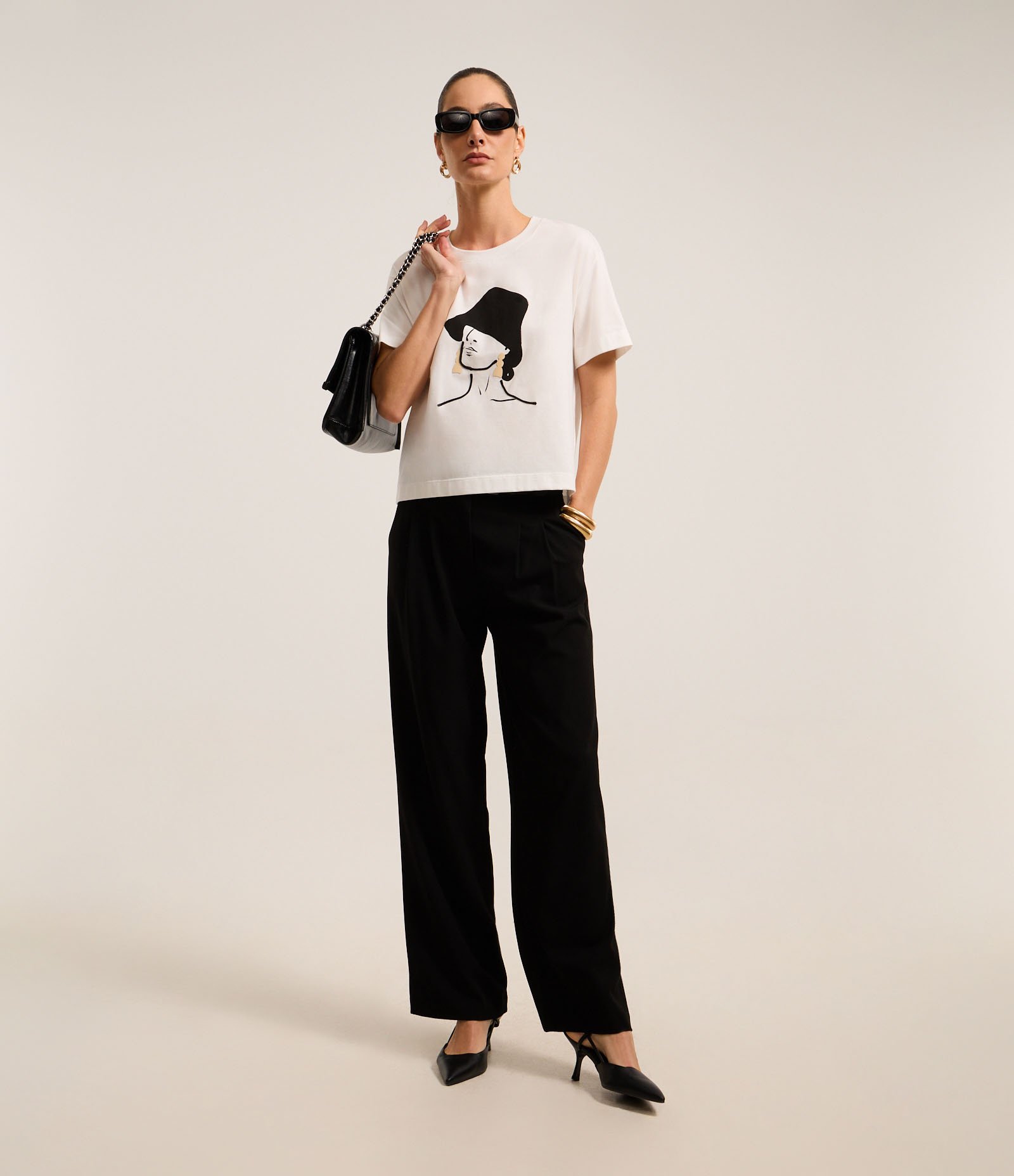 Blusa em Algodão com Estampa Mulher de Chapéu e Brinco Branco 2