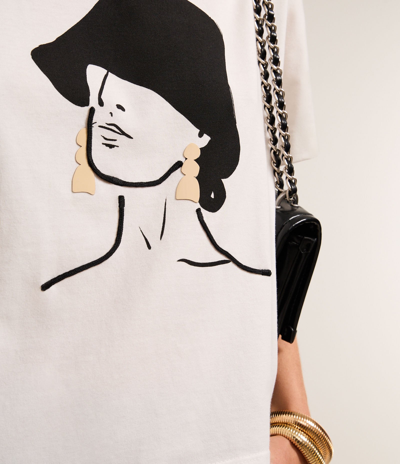 Blusa em Algodão com Estampa Mulher de Chapéu e Brinco Branco 3