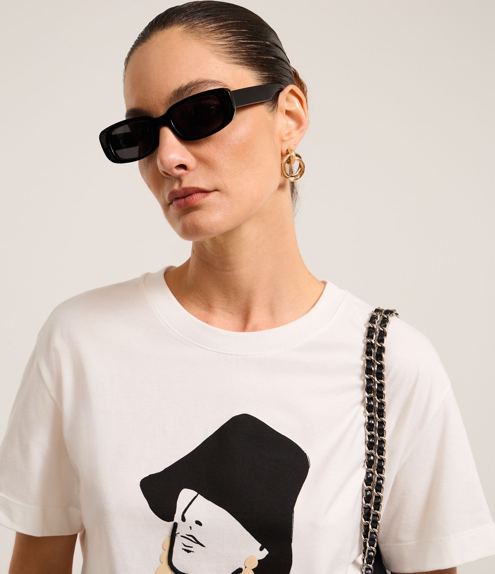 Blusa em Algodão com Estampa Mulher de Chapéu e Brinco Branco 4