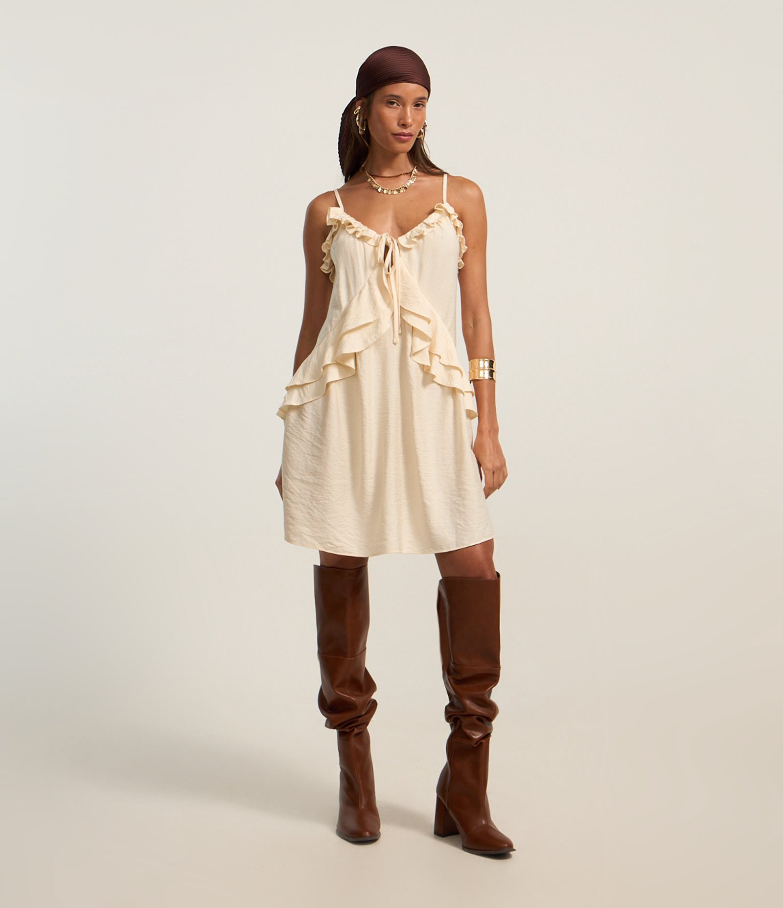 Vestido Curto Boho em Viscose com Babados e Amarração Frontal Bege 1