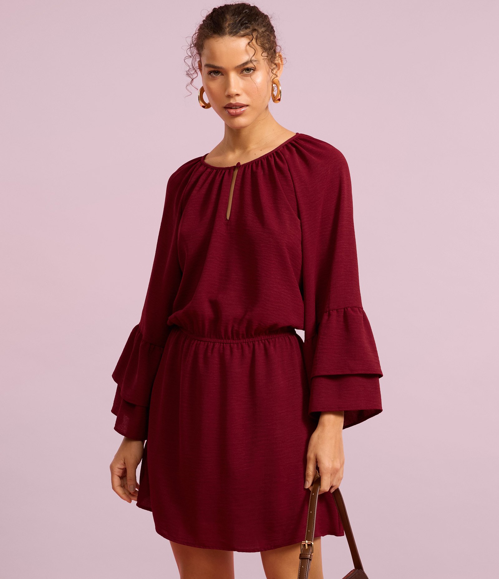 Vestido Curto em Crepe com Babado na Manga e Elástico na Cintura Vinho 4