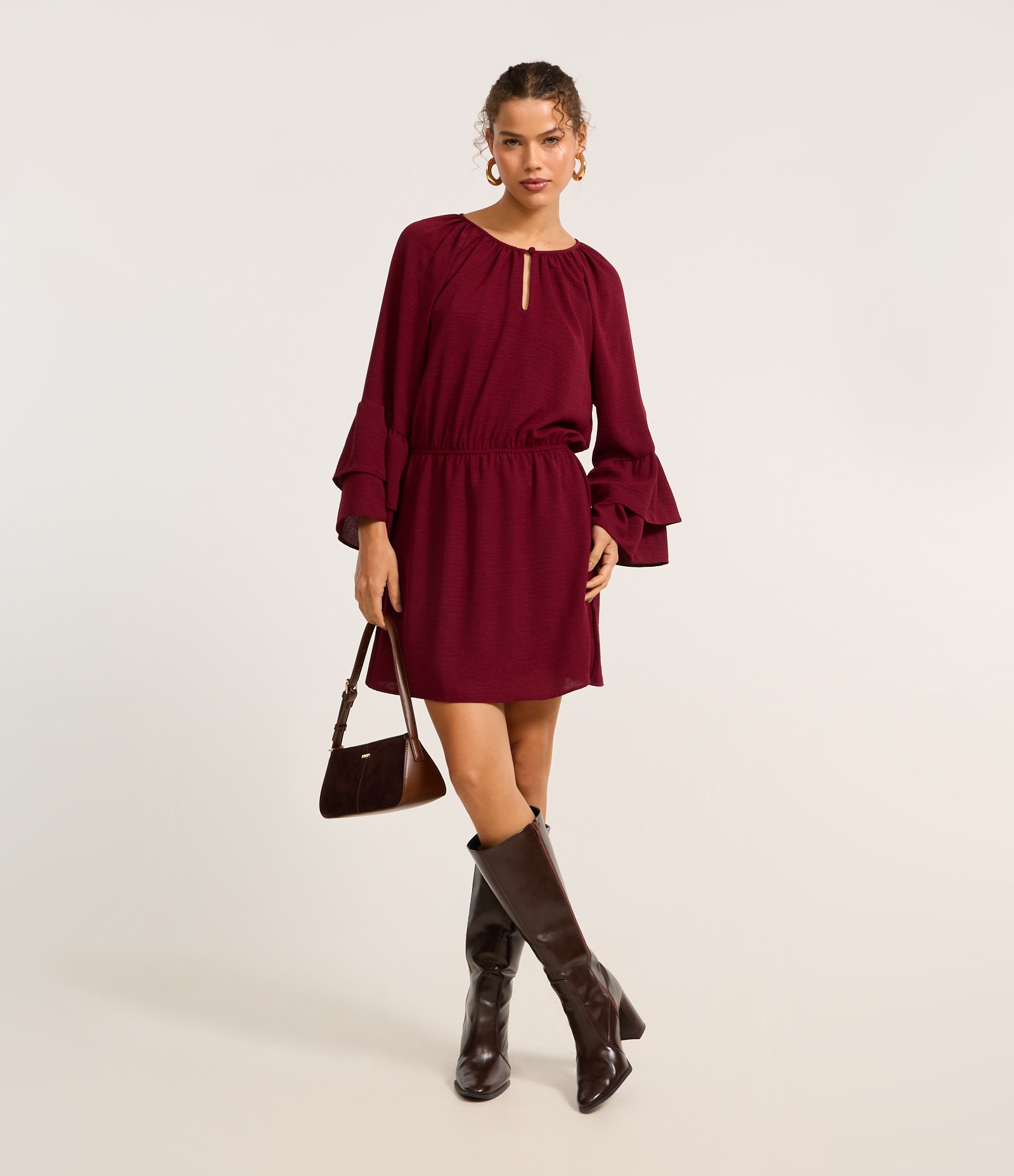 Vestido Curto em Crepe com Babado na Manga e Elástico na Cintura Vinho 2