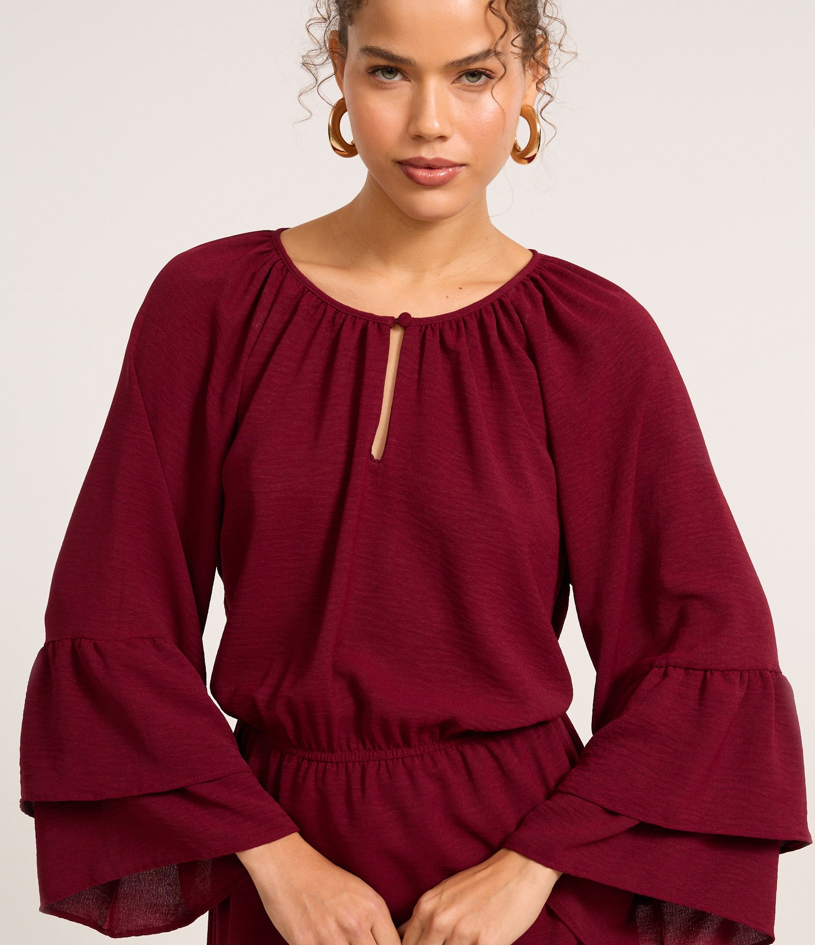 Vestido Curto em Crepe com Babado na Manga e Elástico na Cintura Vinho 3