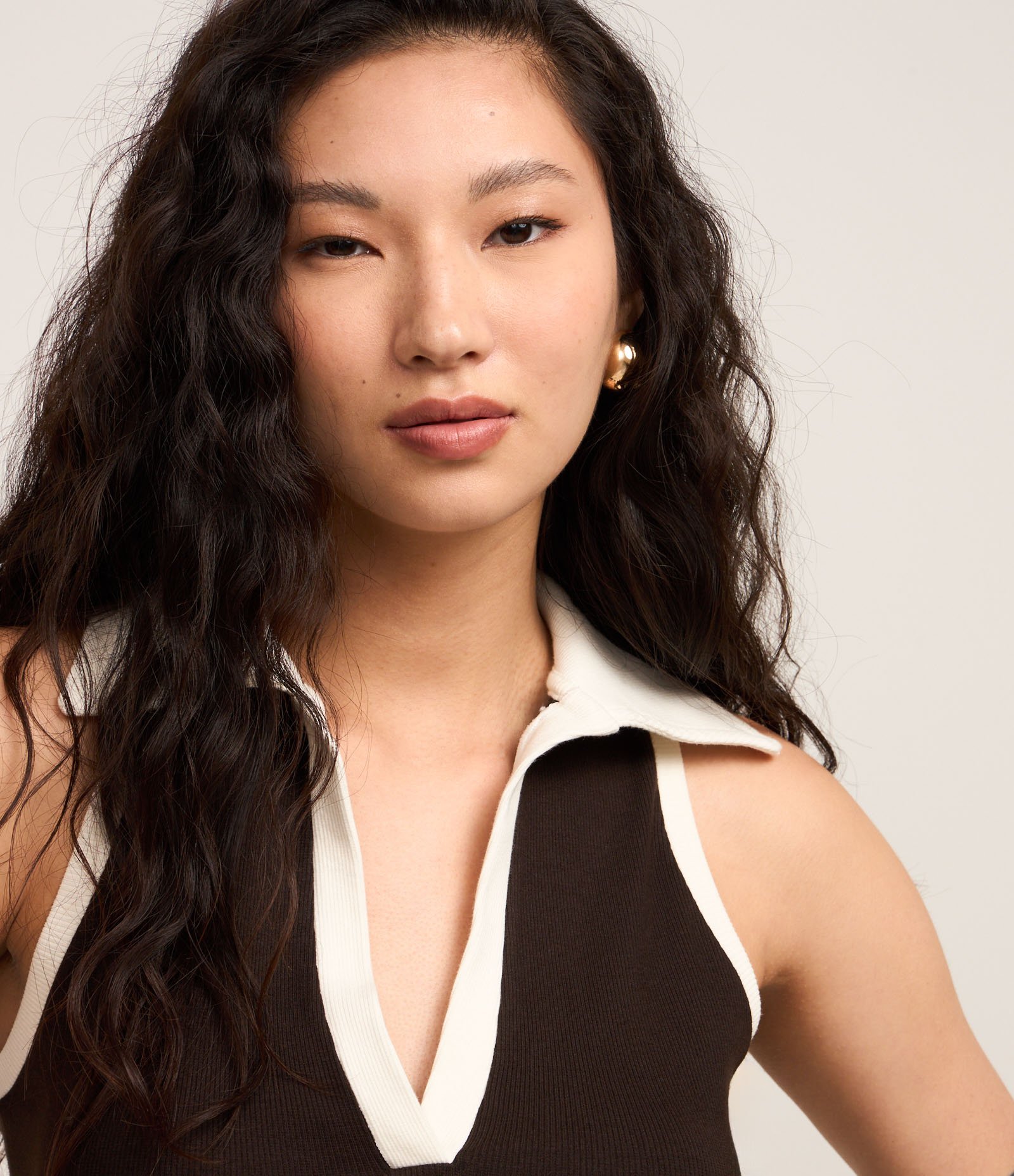 Vestido Curto em Ribana com Gola Polo e Detalhes Contrastantes Preto 4