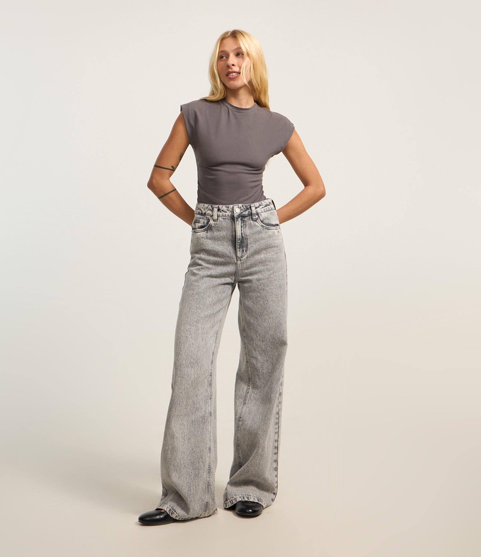 Blusa em Algodão com Gola Alta e Franzido na Lateral Cinza 1