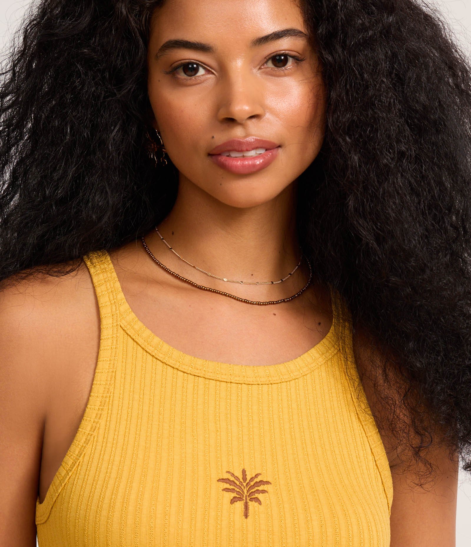 Regata em Viscose Texturizada com Coqueiro Bordado Amarelo 1