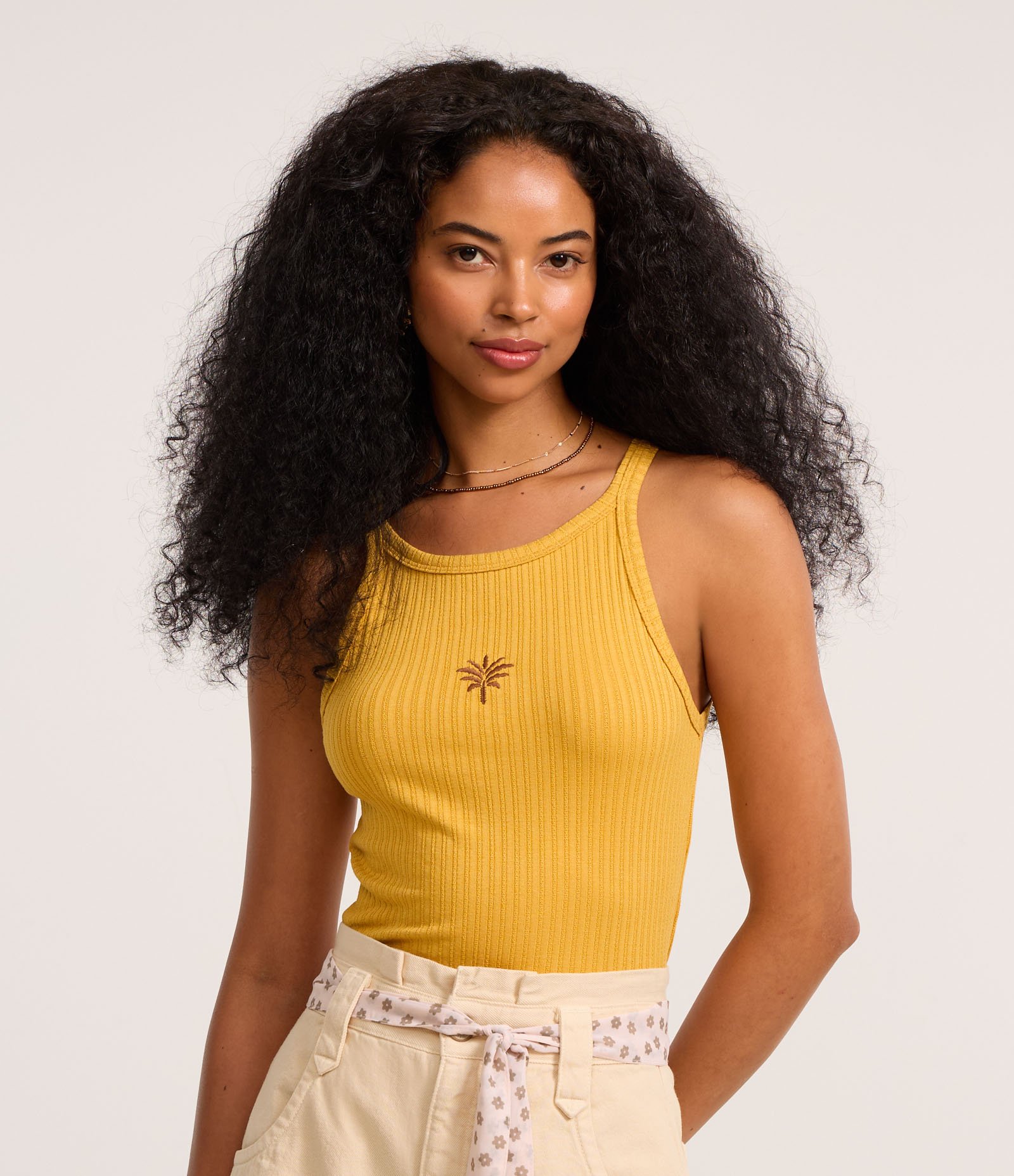 Regata em Viscose Texturizada com Coqueiro Bordado Amarelo 3