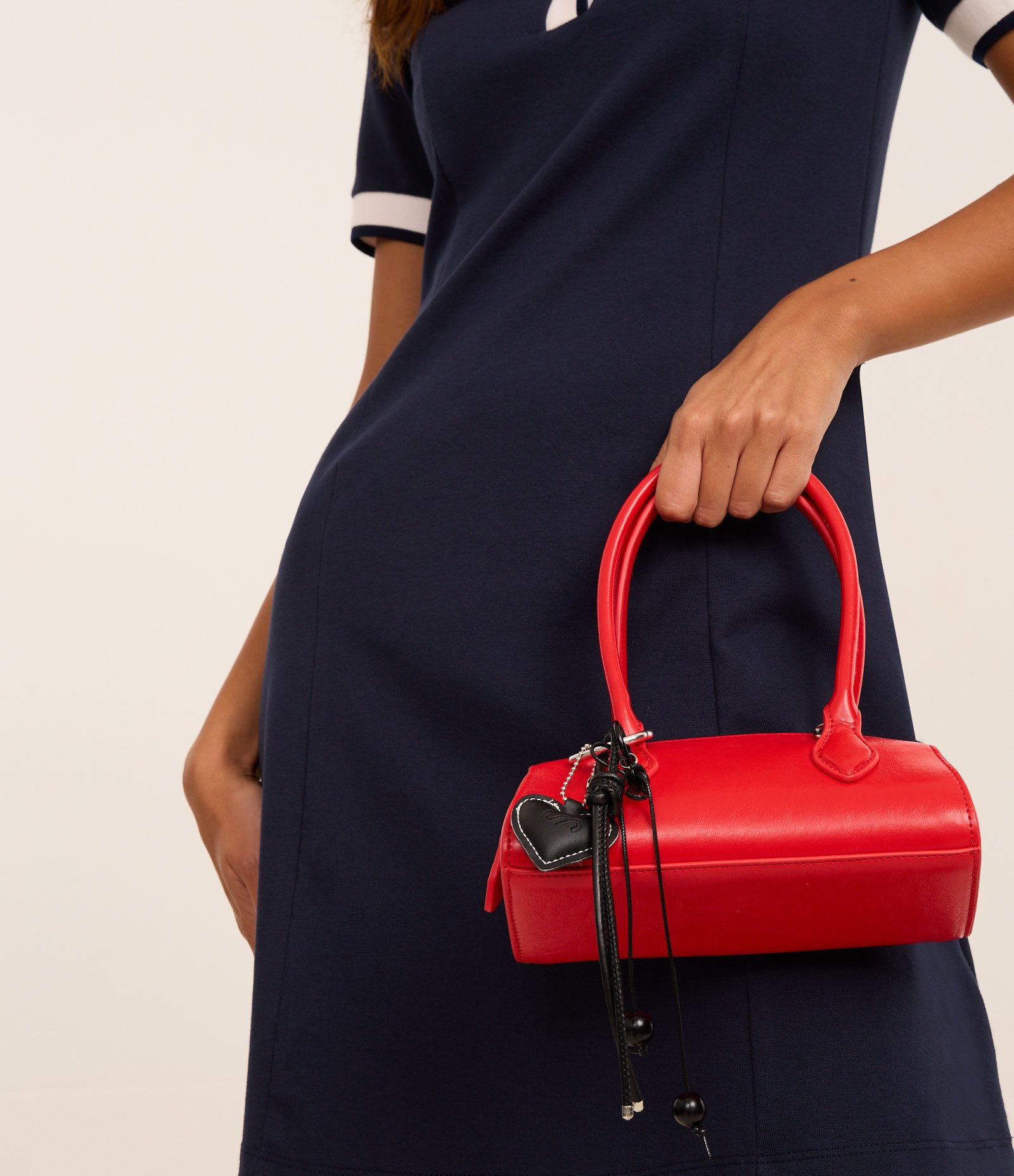 Chaveiro de Metal com Corações e Cordas Preto 1