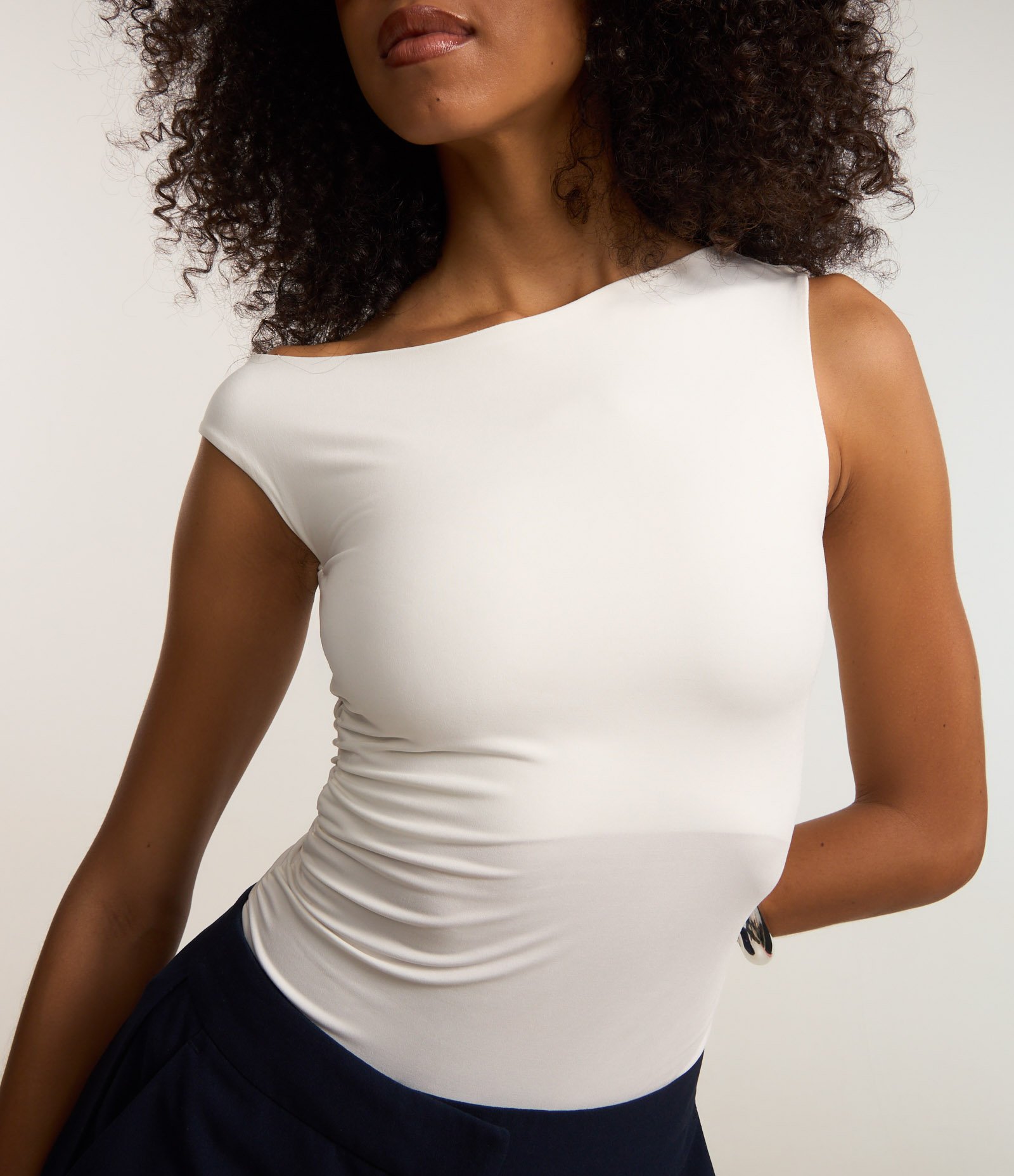 Blusa em Microfibra com Ombro Caído Branco 3
