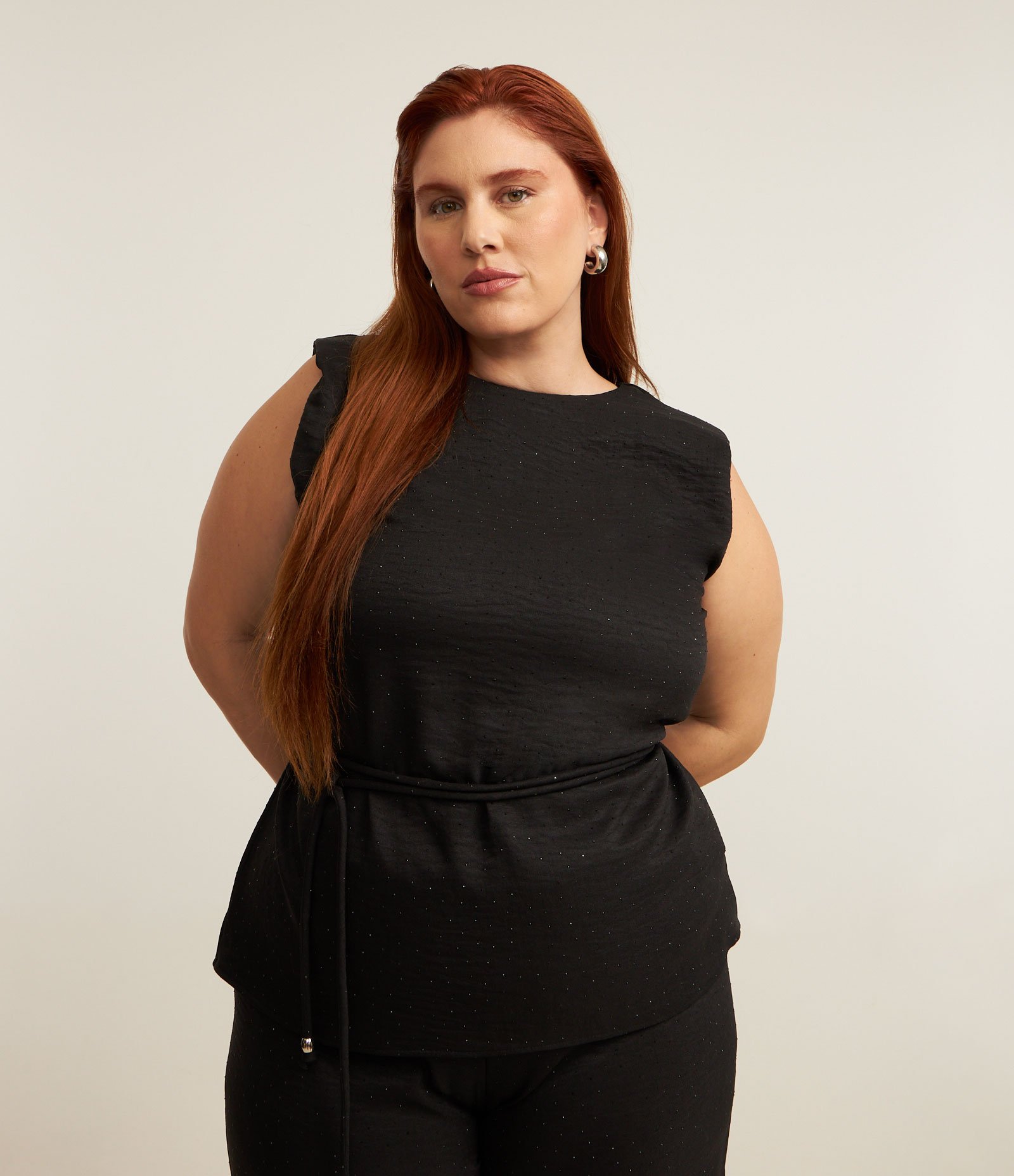 Blusa Regata Alongada em Crepe com Brilhos e Cinto de Amarração Curve & Plus Size Preto 1