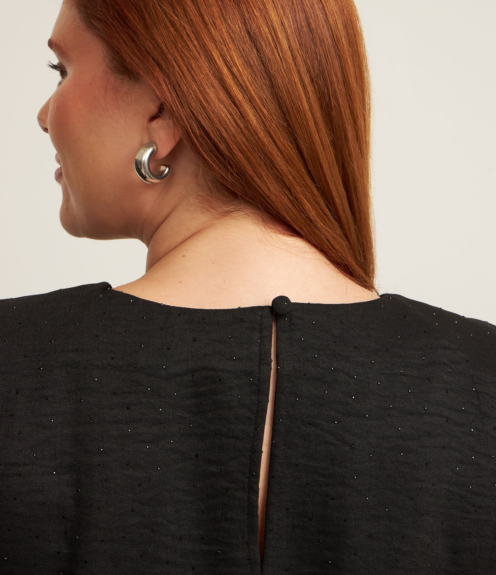 Blusa Regata Alongada em Crepe com Brilhos e Cinto de Amarração Curve & Plus Size Preto 3