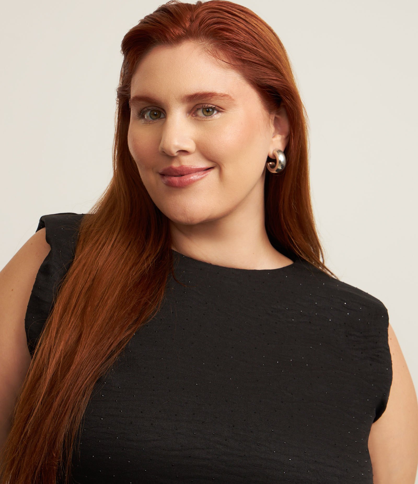 Blusa Regata Alongada em Crepe com Brilhos e Cinto de Amarração Curve & Plus Size Preto 4