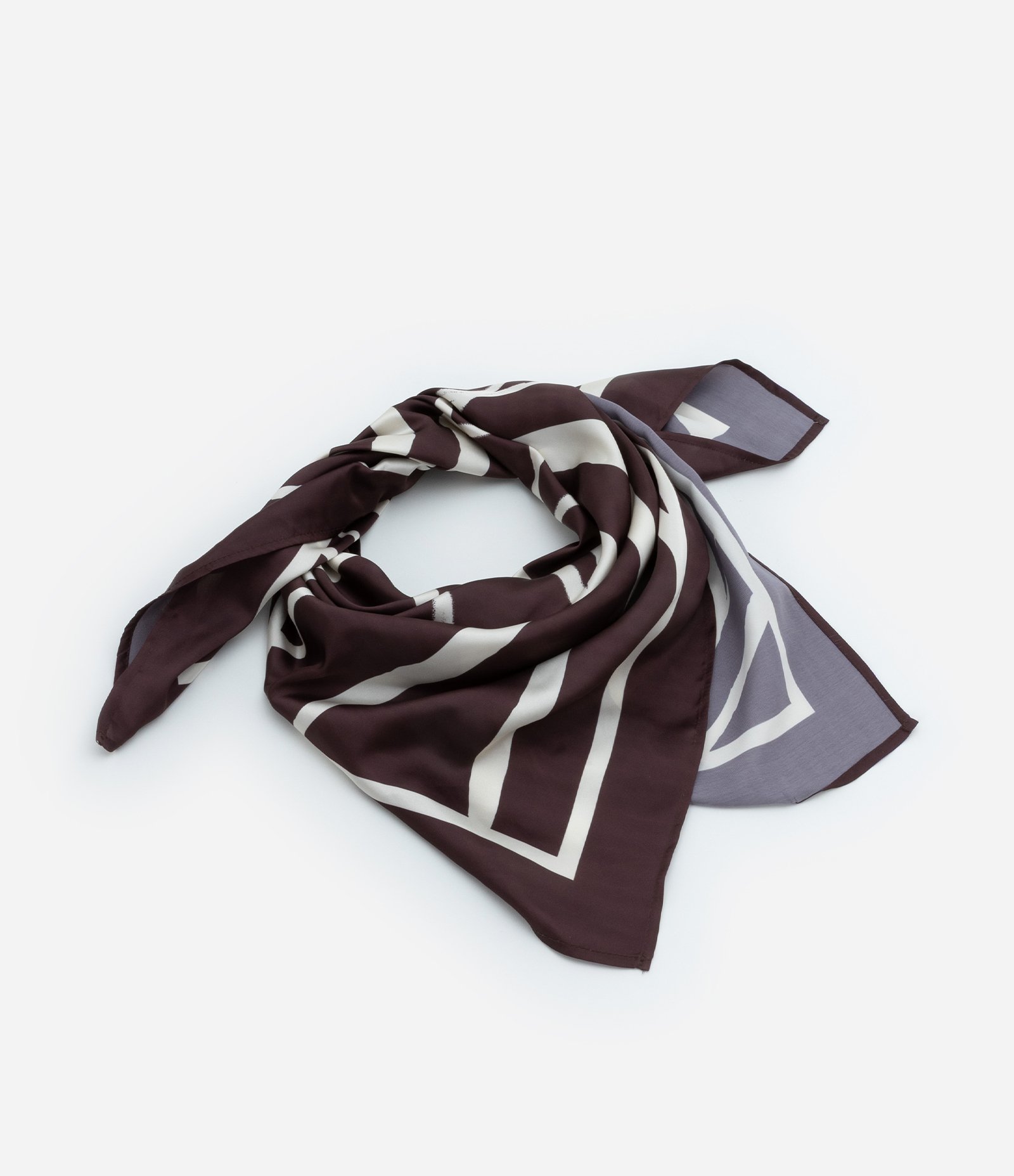 Lenço Retangular em Cetim com Estampa de Folhagem Bicolor Marrom 1