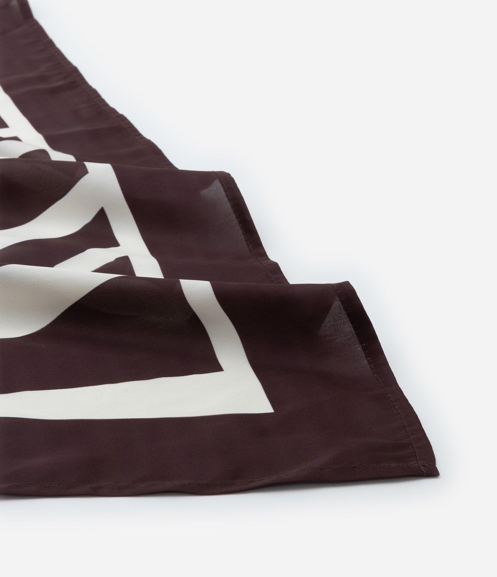 Lenço Retangular em Cetim com Estampa de Folhagem Bicolor Marrom 2