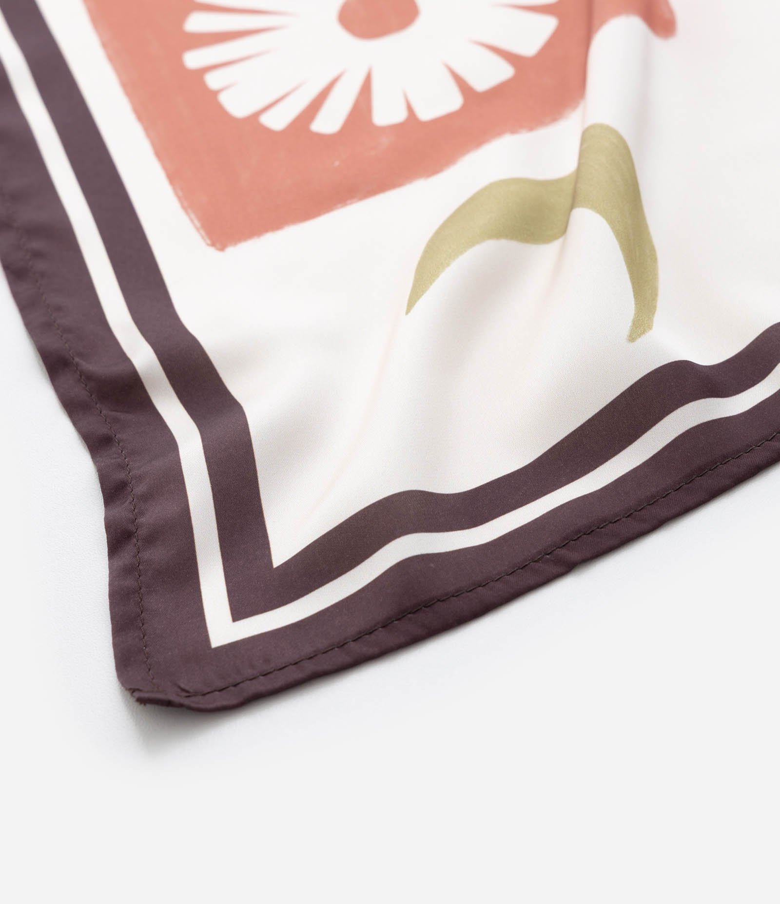 Lenço Acetinado com Estampa Abstrata Bege/Off White/Verde 3