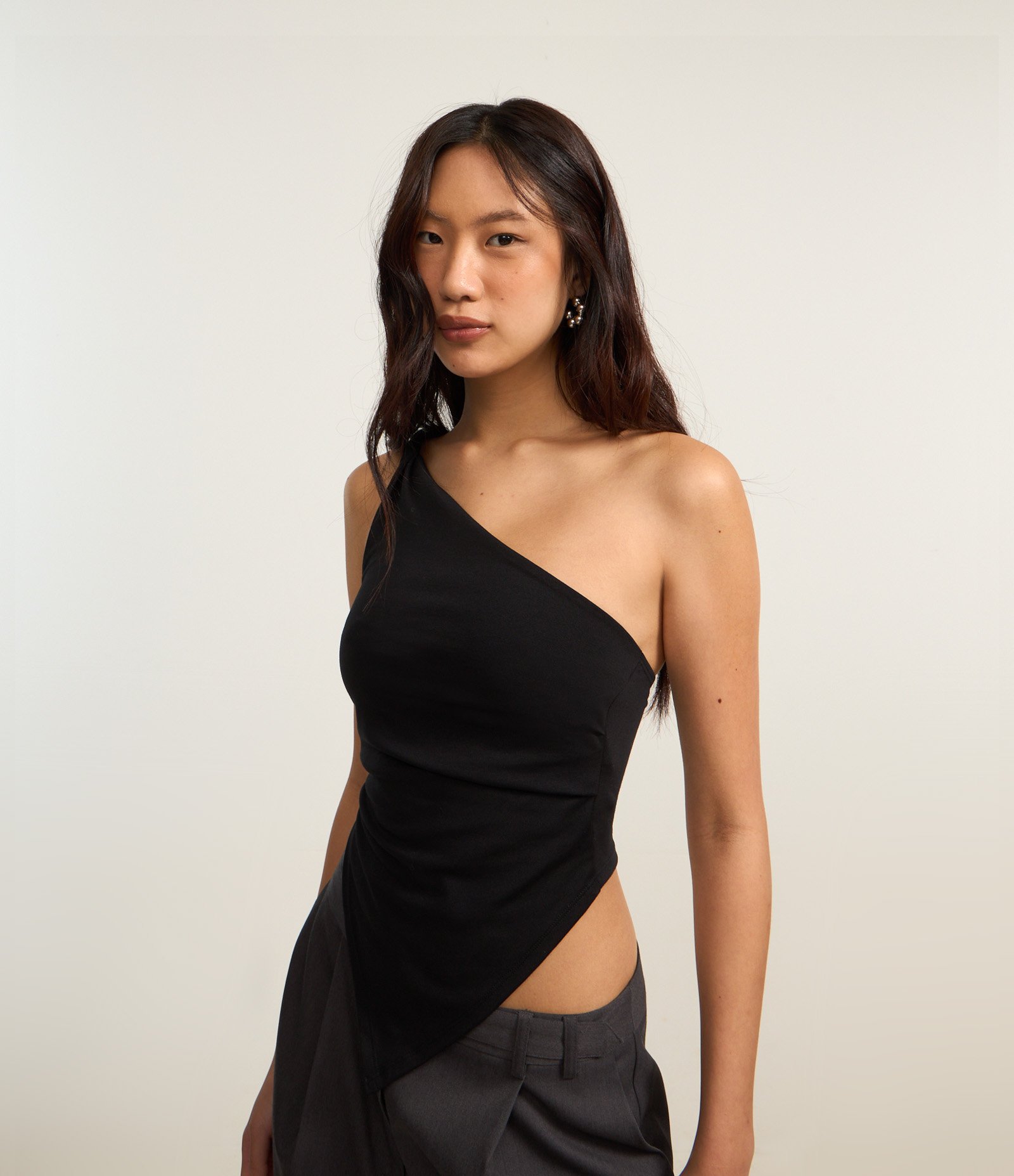 Blusa em Ponto Roma com Decote Ombro Só e Barra Assimétrica Preto 1