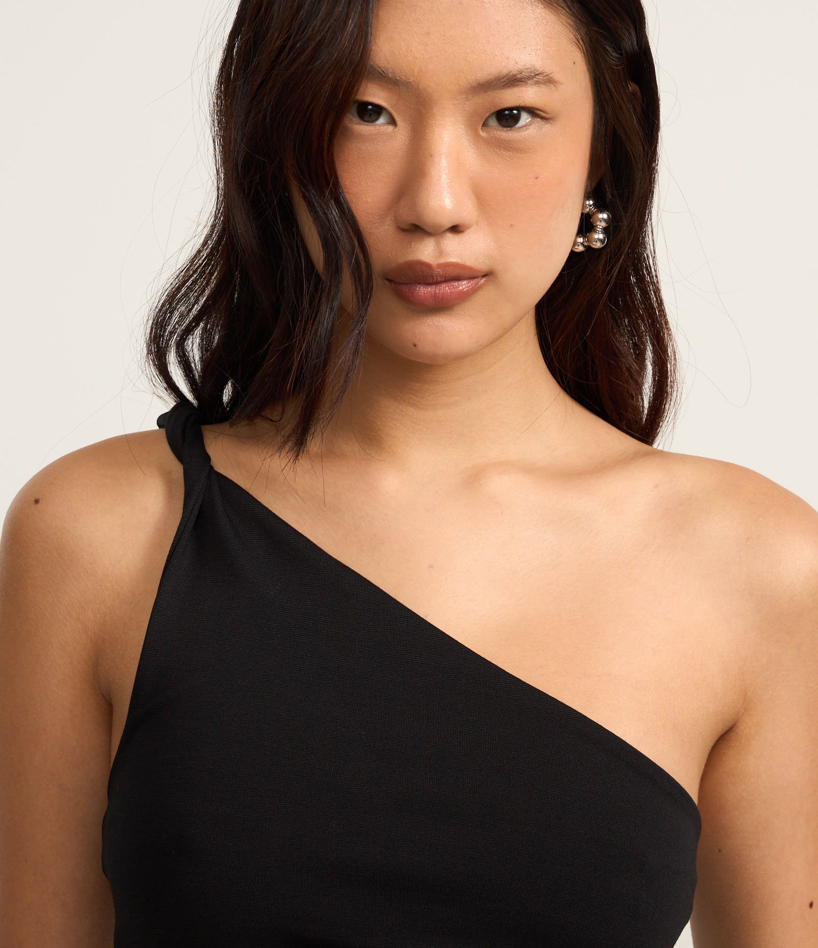 Blusa em Ponto Roma com Decote Ombro Só e Barra Assimétrica Preto 3