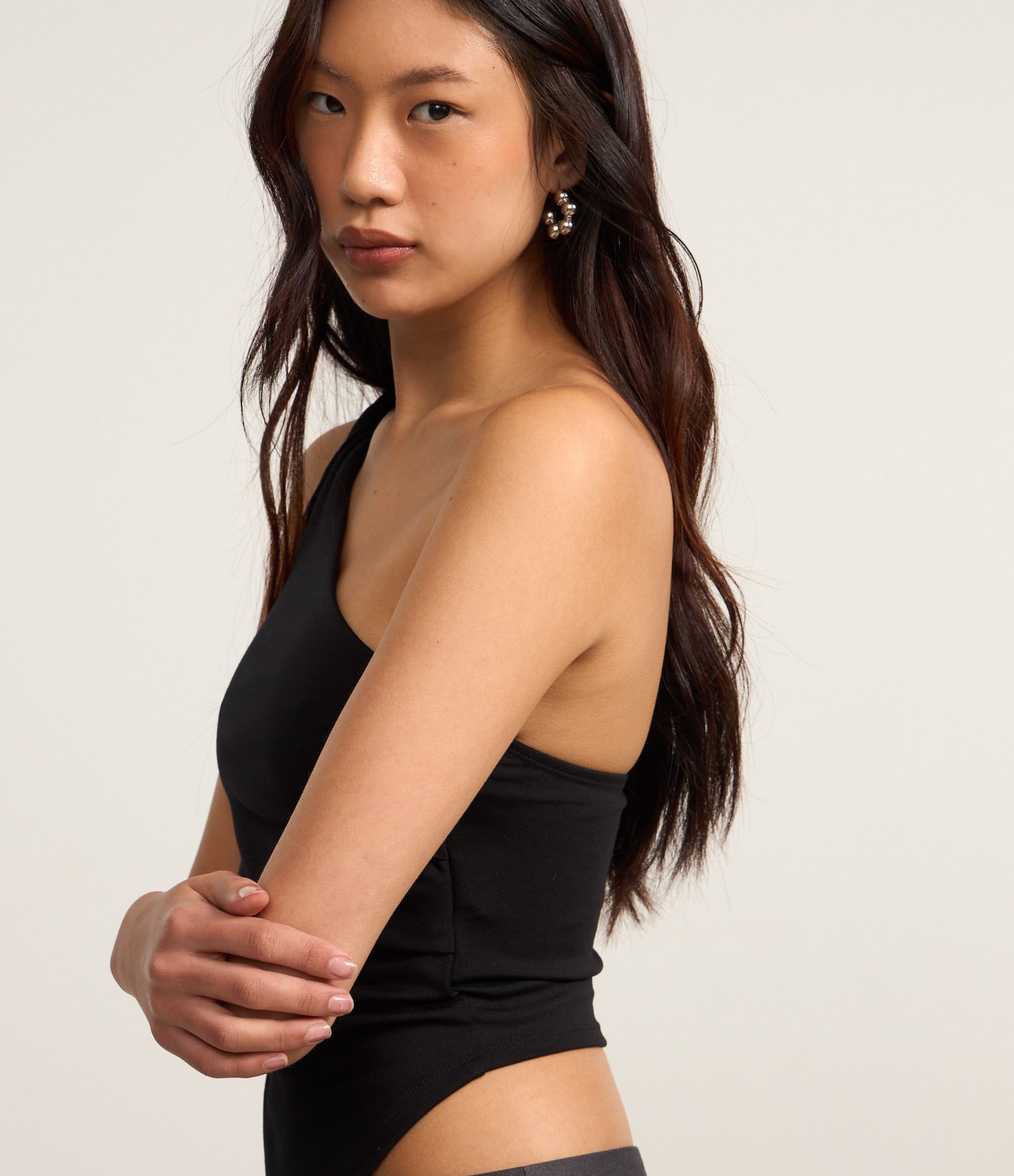 Blusa em Ponto Roma com Decote Ombro Só e Barra Assimétrica Preto 4