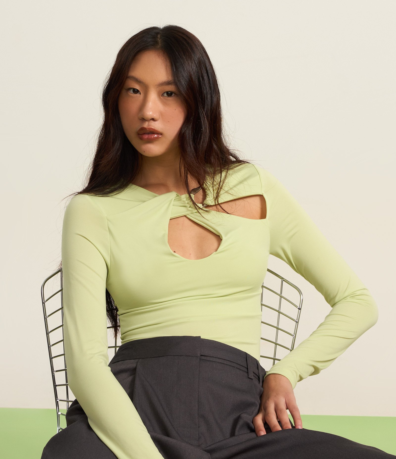 Blusa em Microfibra com Decote Diferenciado e Aviamento Frontal Verde 4