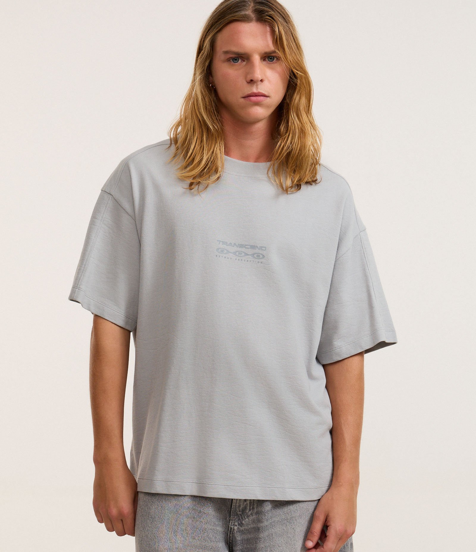Camiseta Oversized em Algodão com Estampa Lettering Transcend Estonada Cinza 1