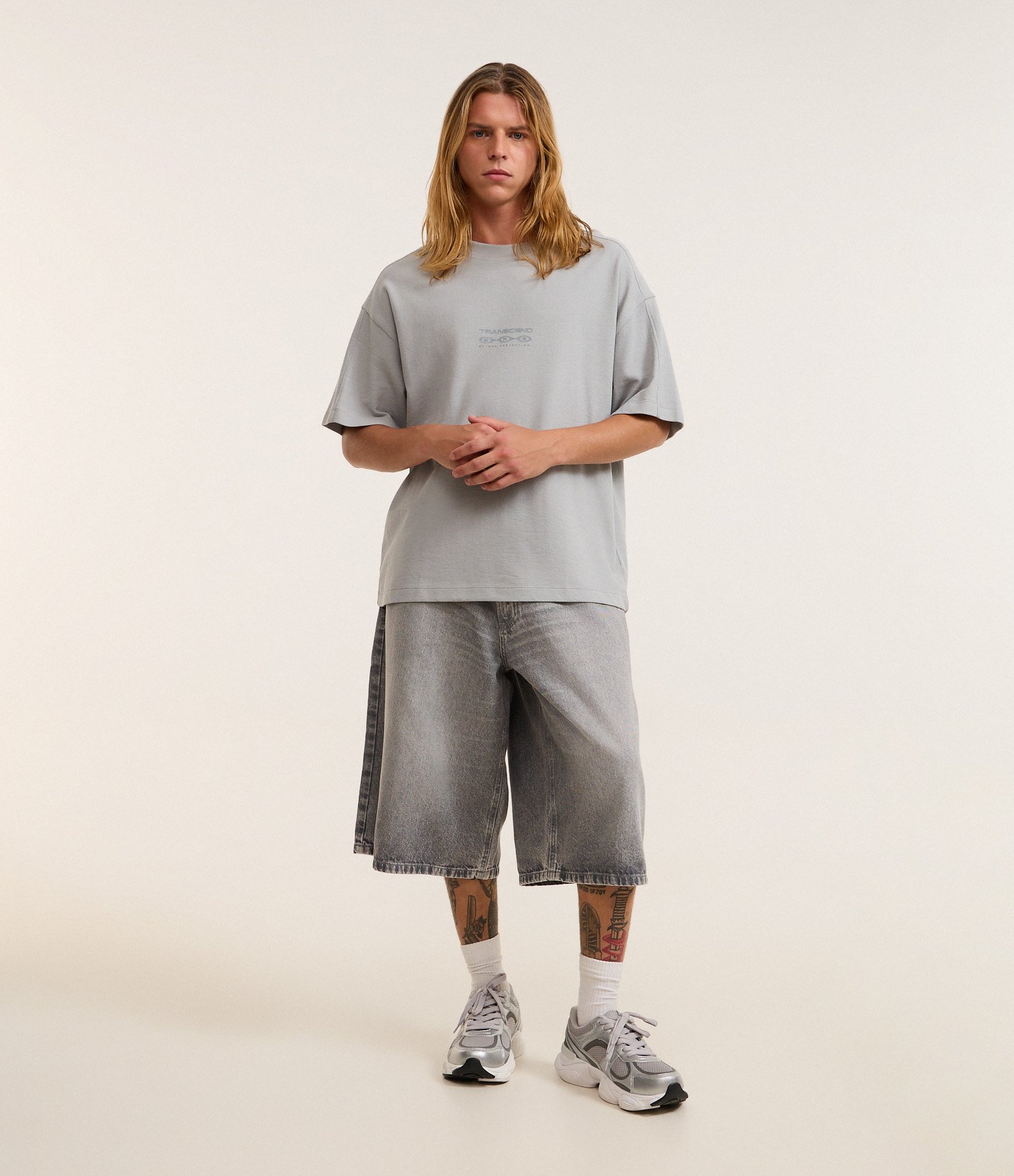 Camiseta Oversized em Algodão com Estampa Lettering Transcend Estonada Cinza 2