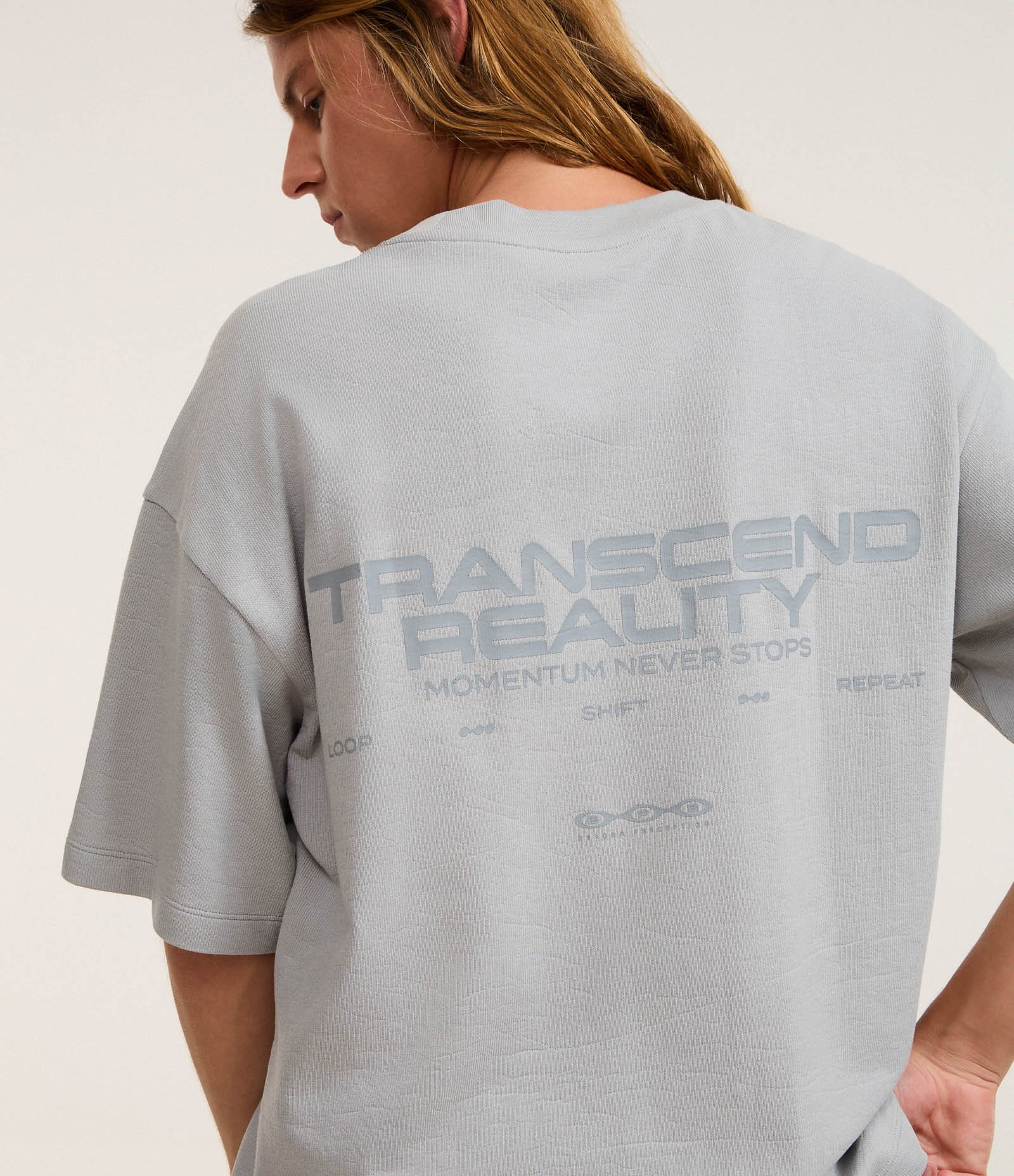 Camiseta Oversized em Algodão com Estampa Lettering Transcend Estonada Cinza 3