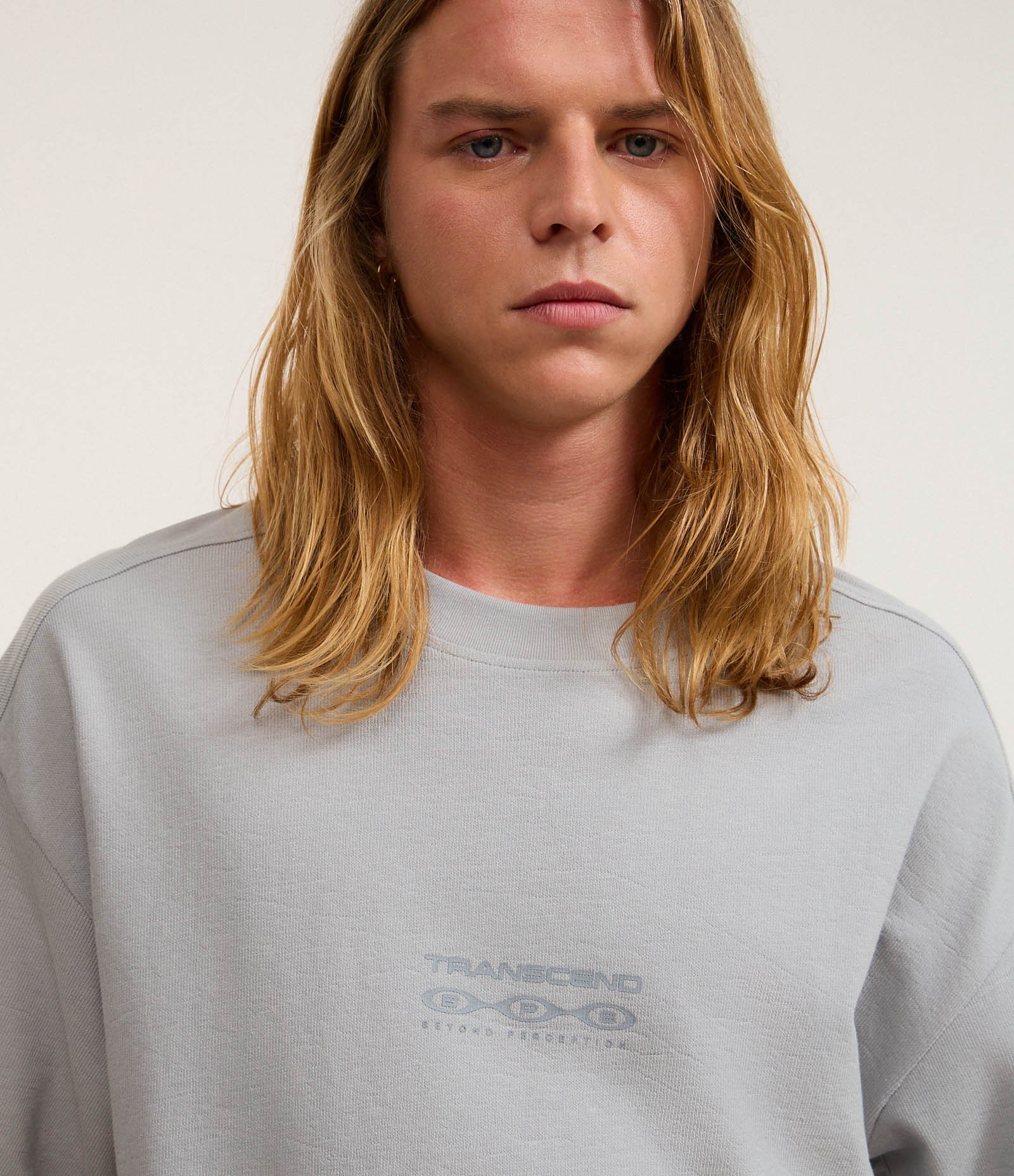 Camiseta Oversized em Algodão com Estampa Lettering Transcend Estonada Cinza 4