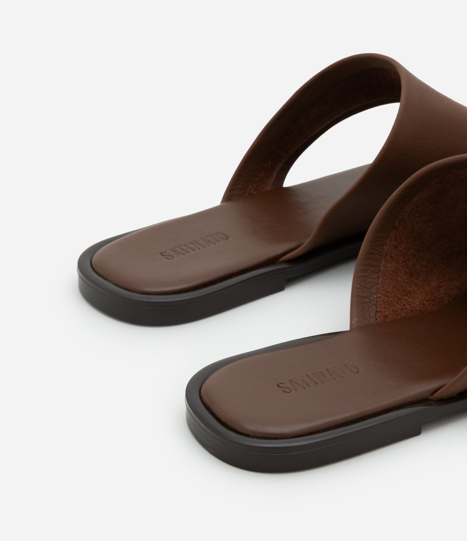 Sandália Rasteirinha Mule em Couro com Cabedal Largo Marrom 3