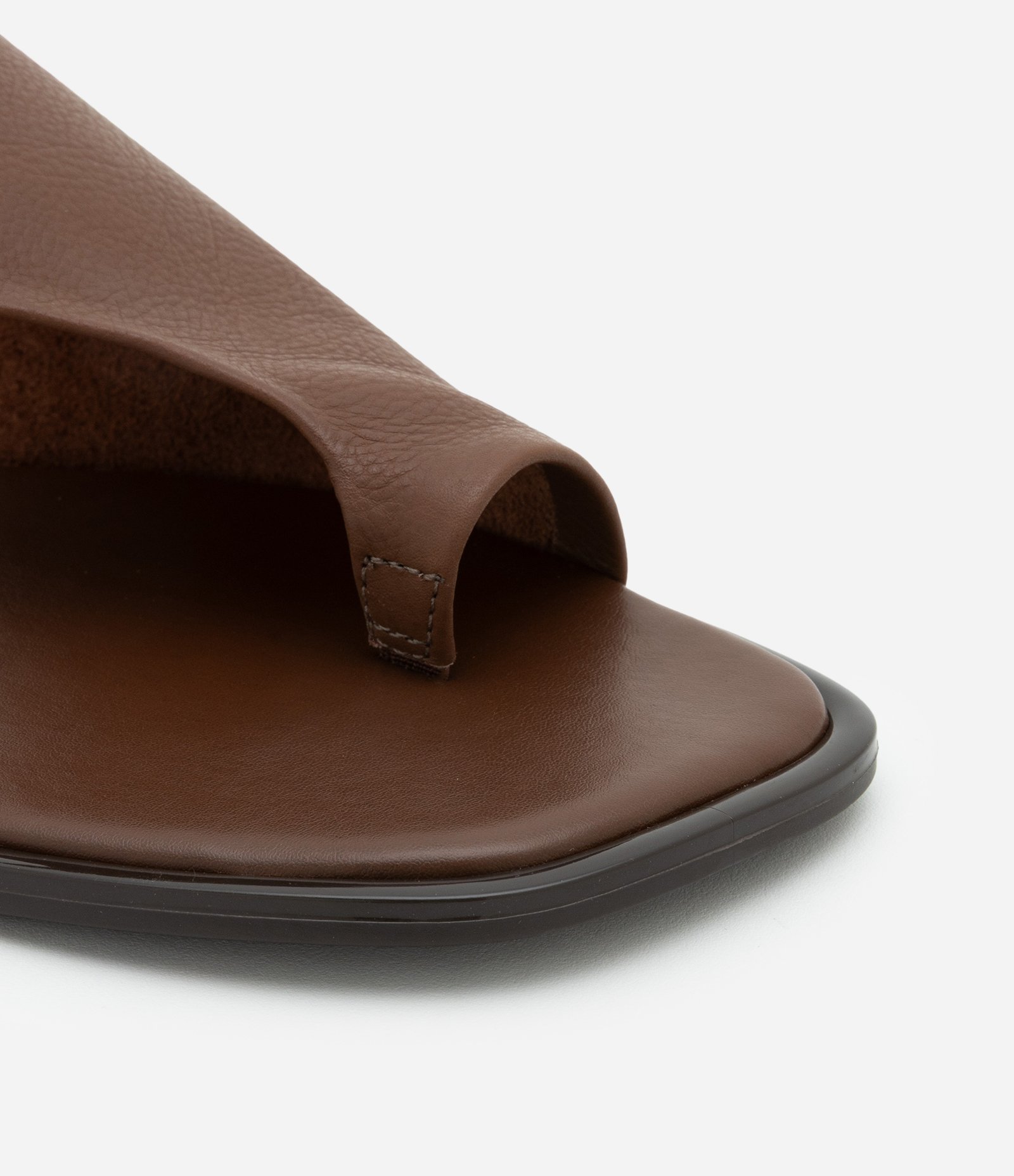 Sandália Rasteirinha Mule em Couro com Cabedal Largo Marrom 4