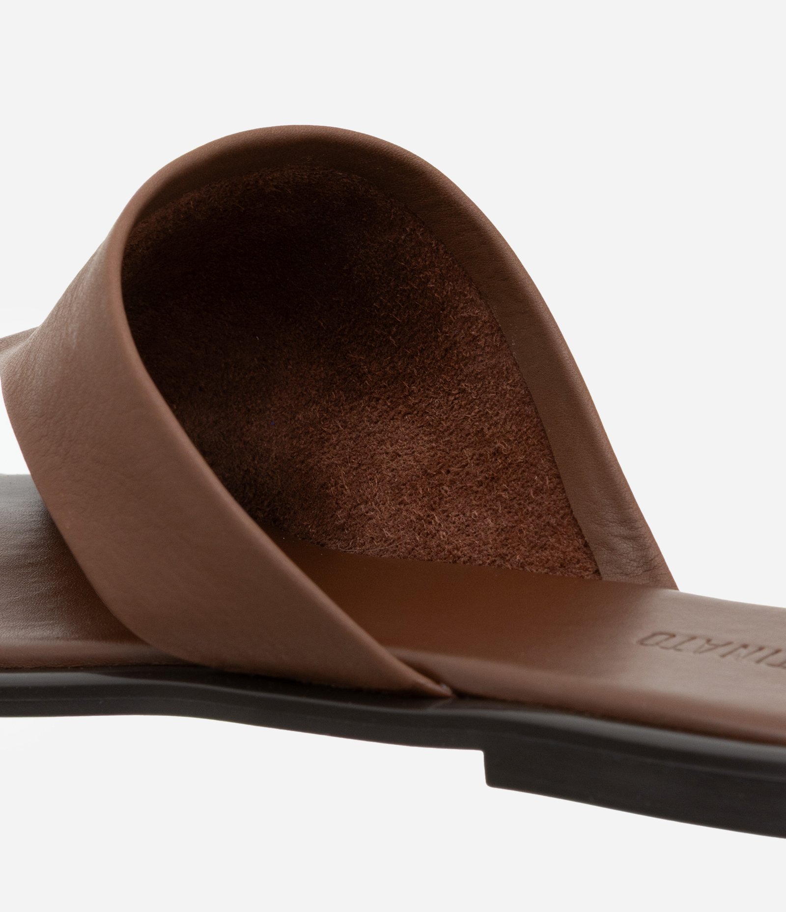 Sandália Rasteirinha Mule em Couro com Cabedal Largo Marrom 5