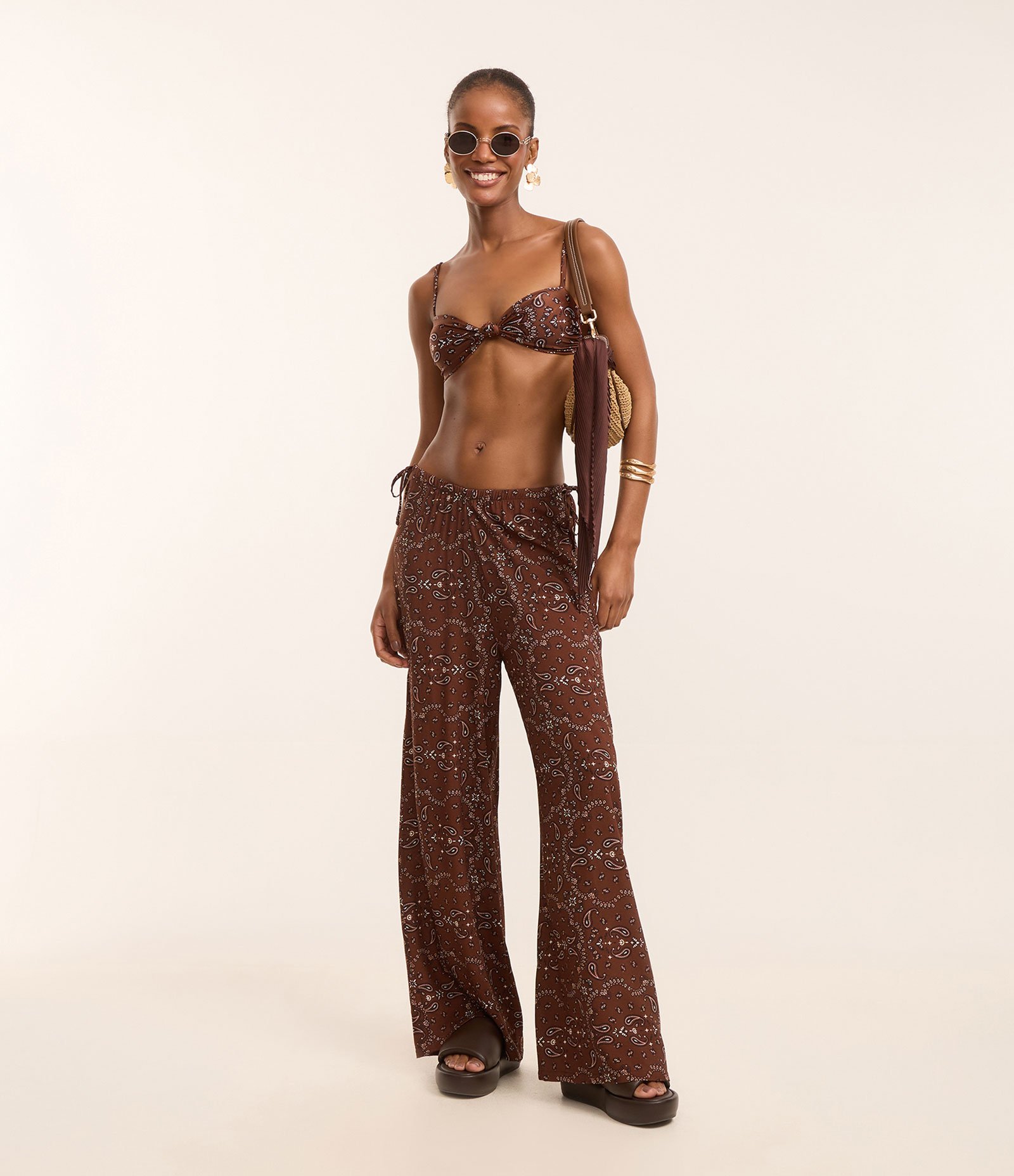 Saída de Praia Calça em Viscolinho com Estampa Paisley e Amarração na Cintura Marrom 1