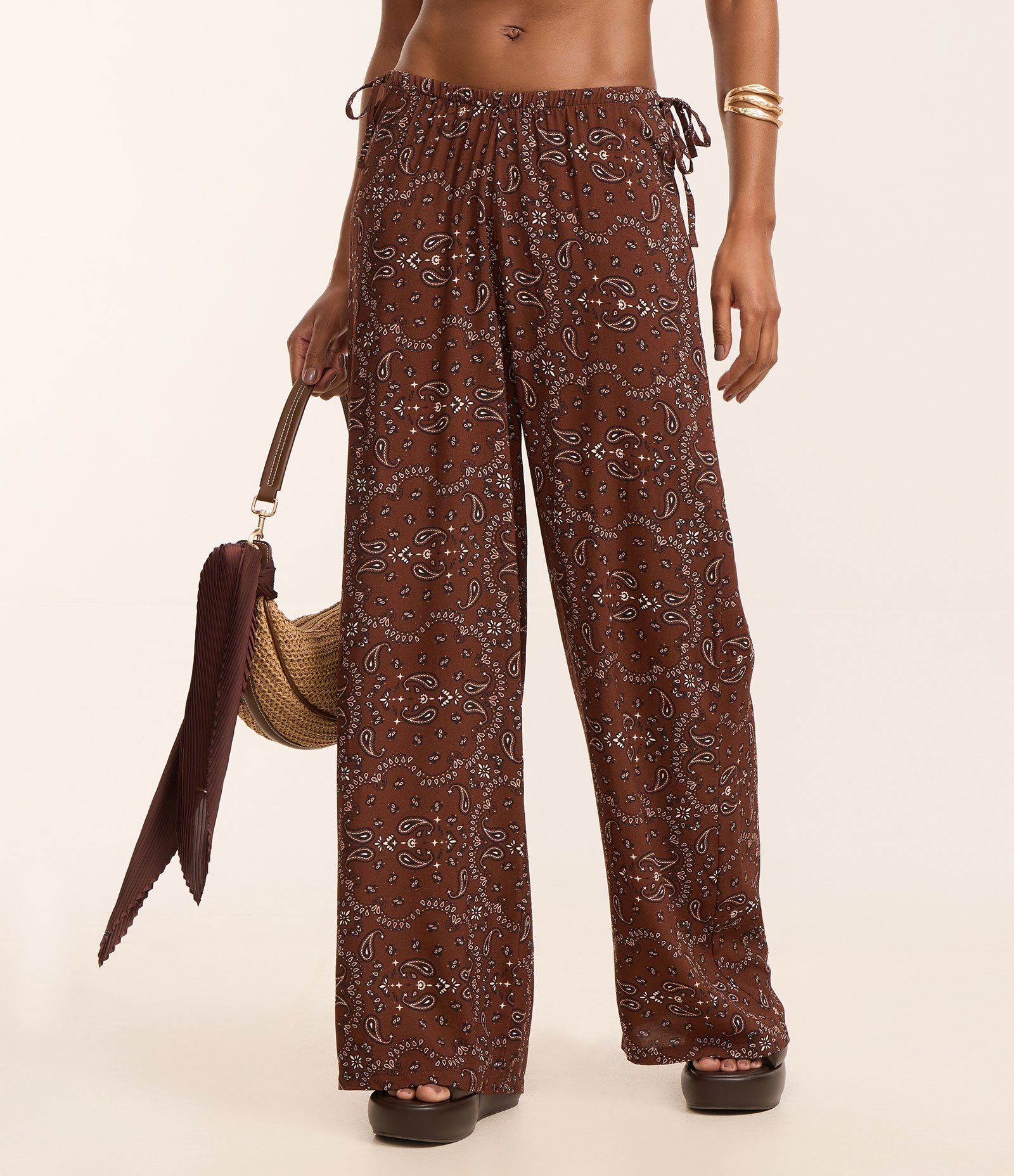 Saída de Praia Calça em Viscolinho com Estampa Paisley e Amarração na Cintura Marrom 2