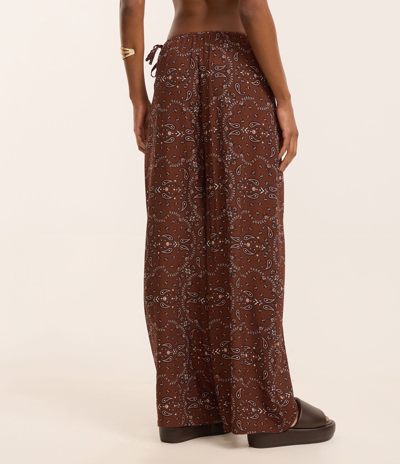 Saída de Praia Calça em Viscolinho com Estampa Paisley e Amarração na Cintura Marrom 3