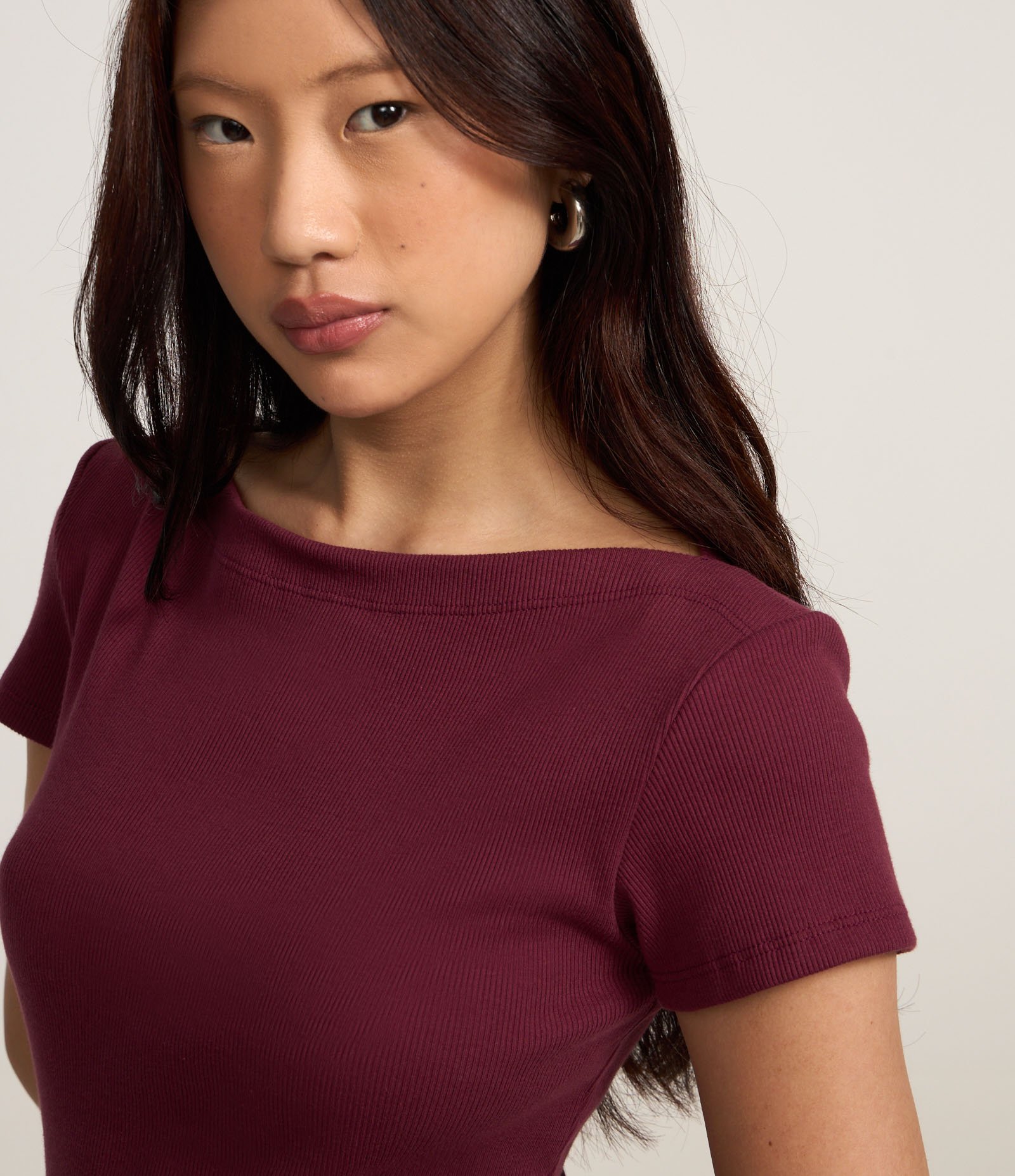 Blusa em Ribana com Decote Canoa e Manga Curta Vinho 3