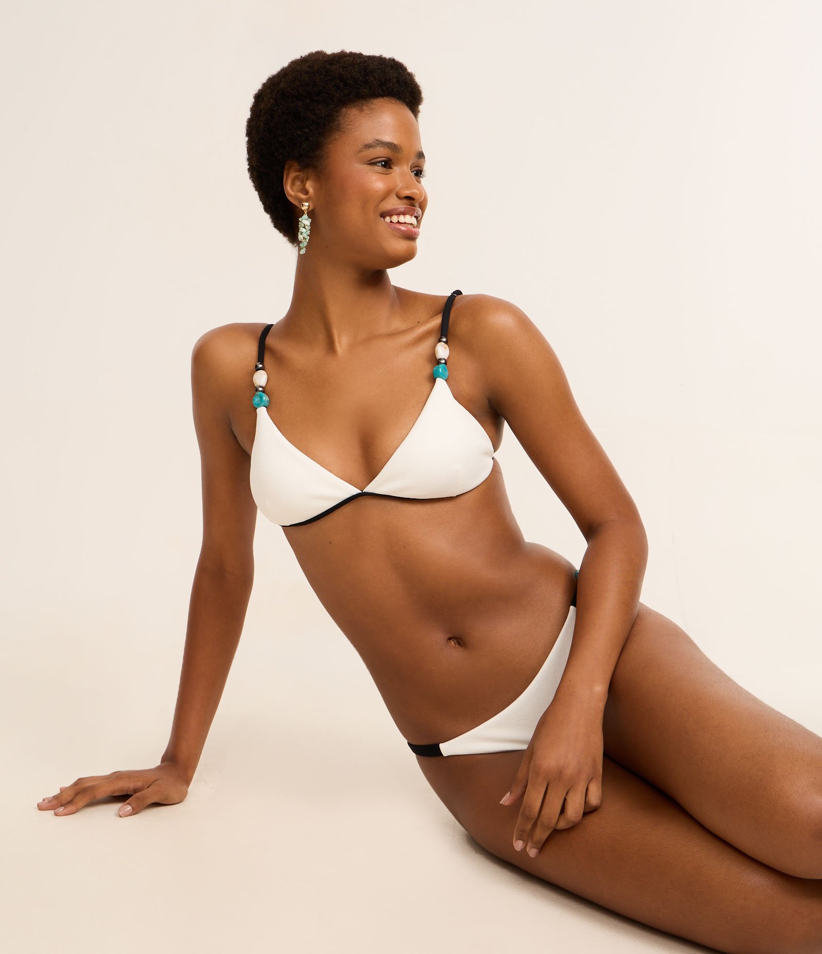 Biquíni Top Triangulo Fixo Texturizado com Aviamentos nas Alças Branco 3