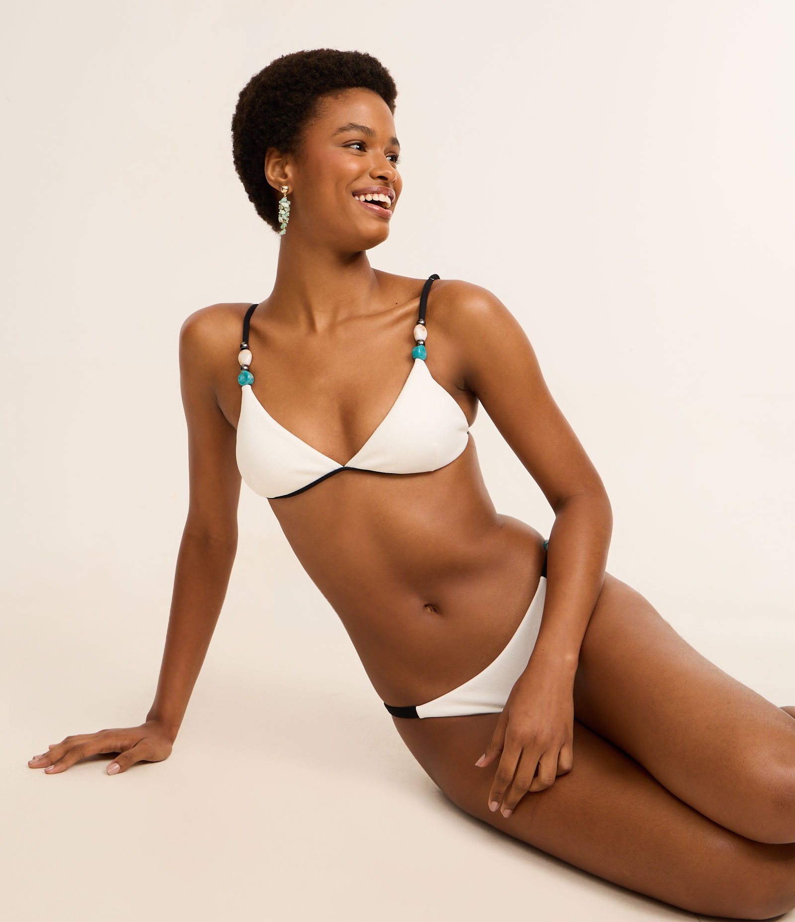 Biquíni Calcinha String Texturizada com Fio Duplo e Aviamentos Resinados Branco 1