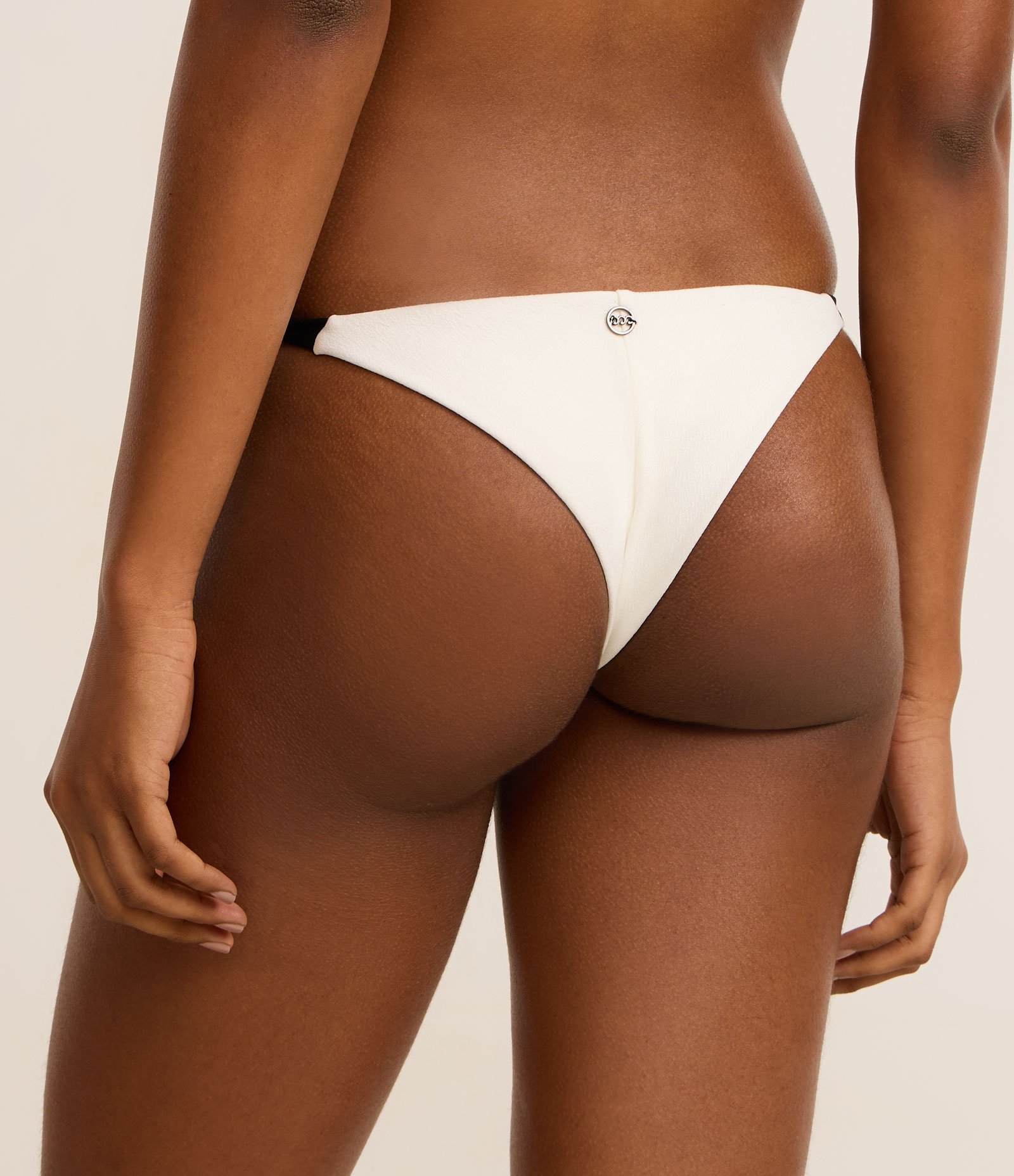 Biquíni Calcinha String Texturizada com Fio Duplo e Aviamentos Resinados Branco 4