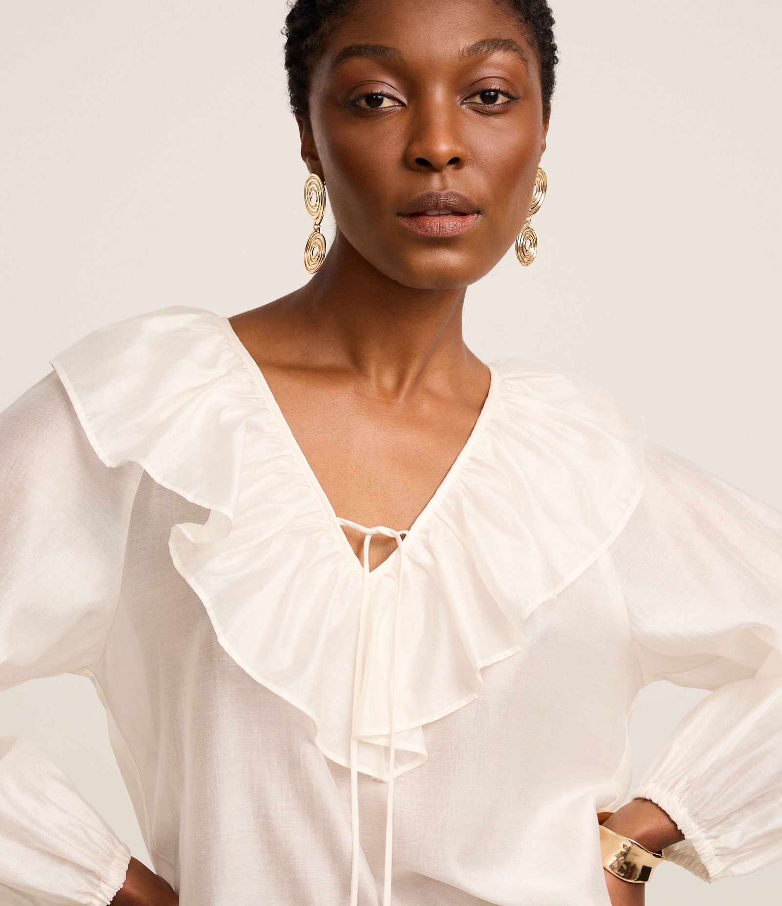 Blusa Bata Boho em Voal com Babado e Amarração na Gola Off White 3