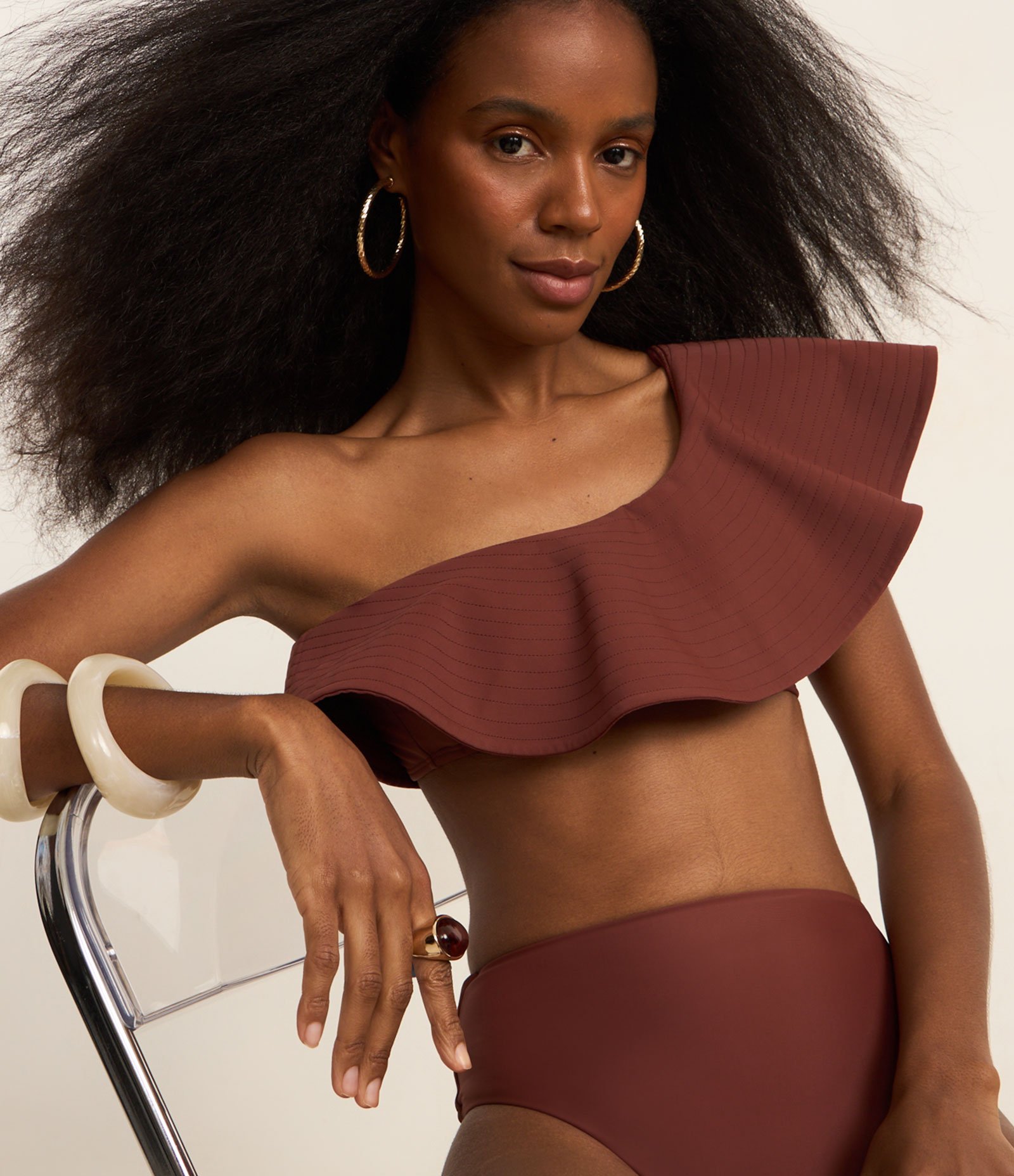 Biquíni Top Ombro Só em Microfibra com Babado Largo Pespuntado Marrom 1