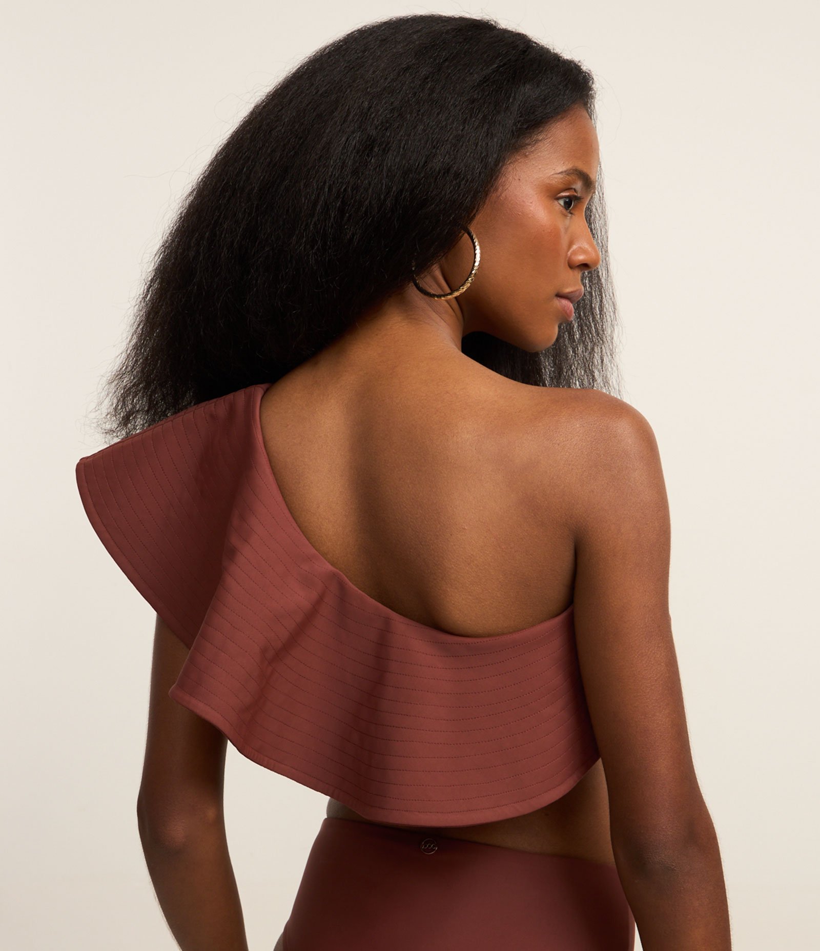 Biquíni Top Ombro Só em Microfibra com Babado Largo Pespuntado Marrom 3